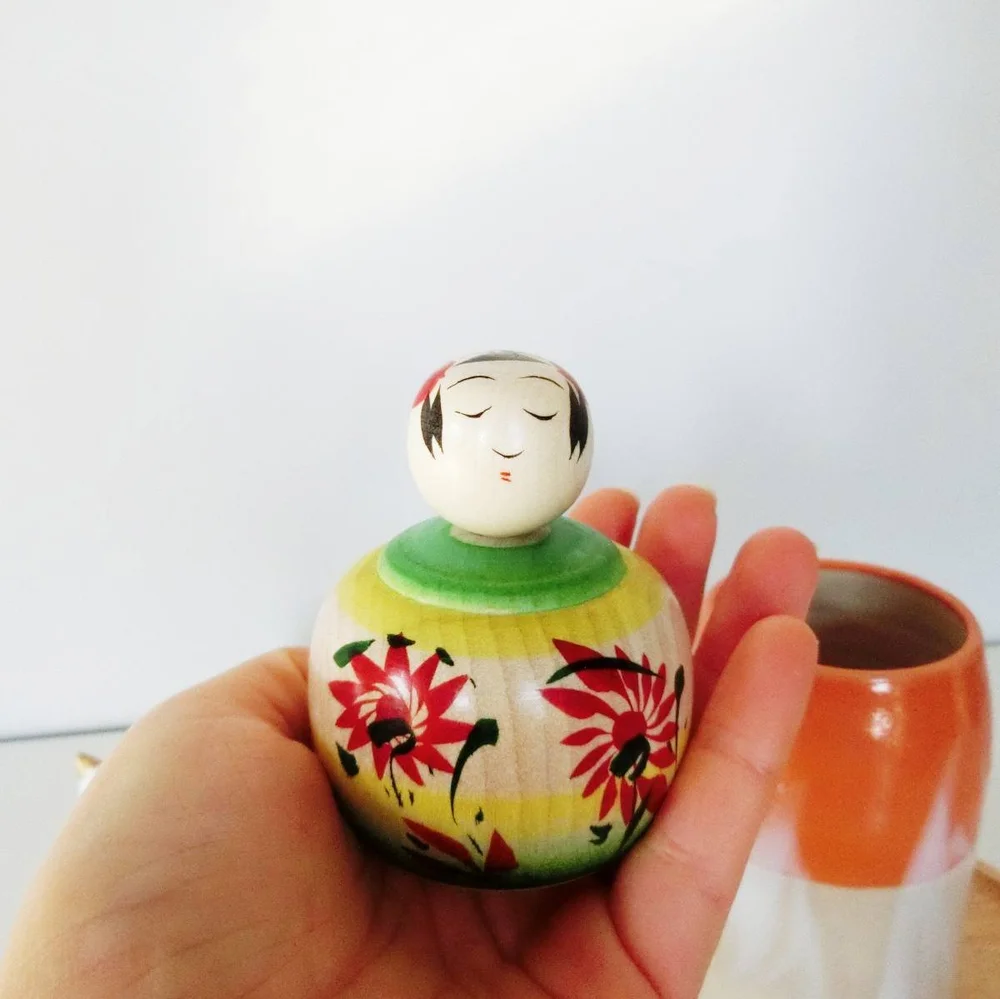 Vieille Poupée Japonaise Kokeshi Artisanale Naruko – Bois Peint à La Main, Signée, Années 1960