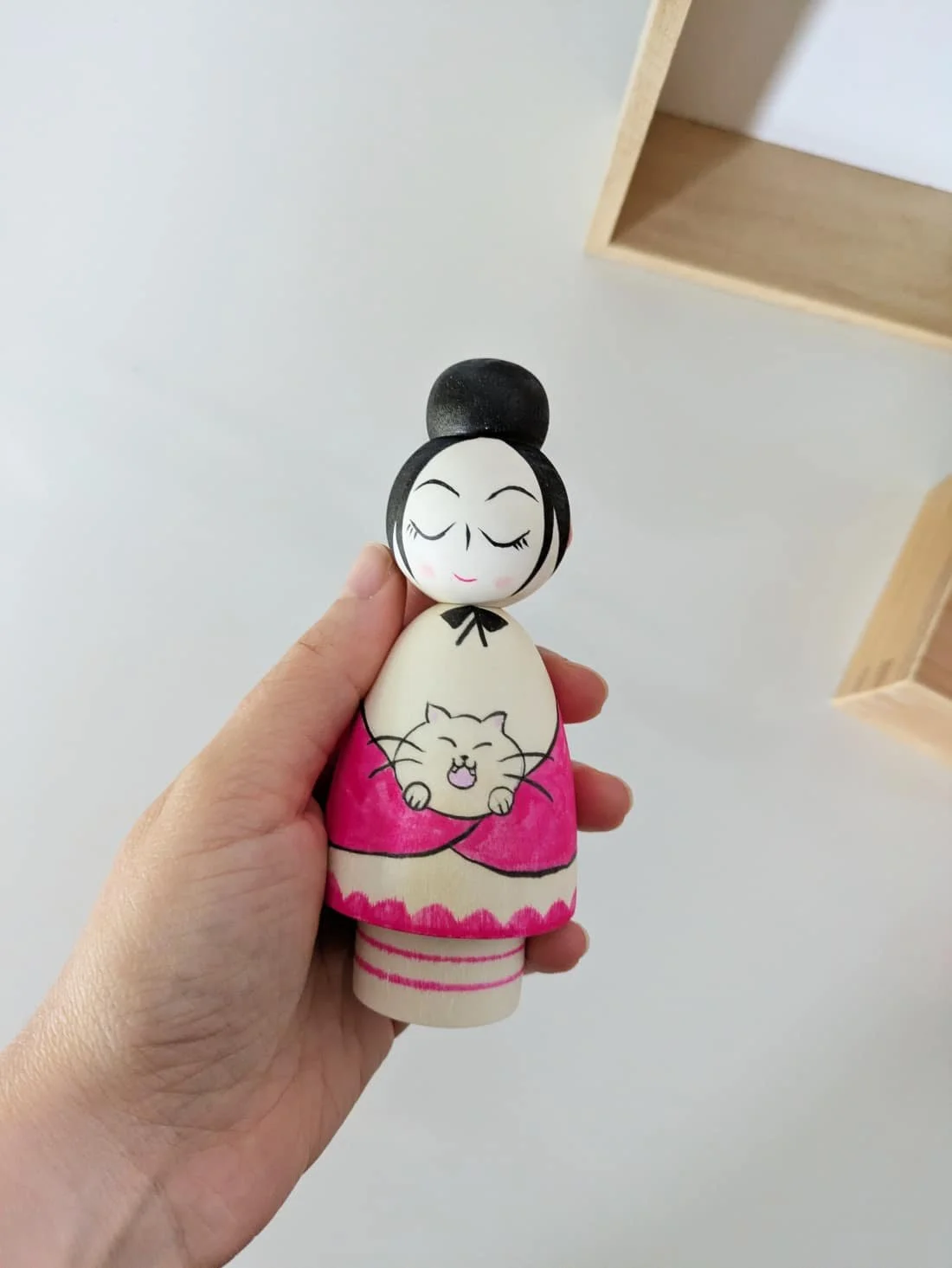 Kokeshi au chat, rose - Wagatsuma Tsukasa