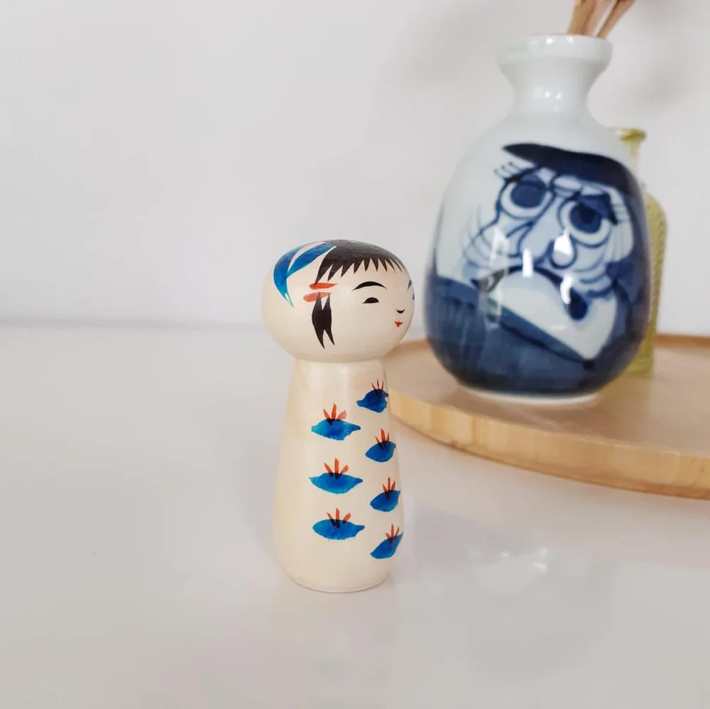 Poupée Kokeshi Traditionnelle Japonaise Usaburo Kojitsu Bleue 14 Cm - Bois, Faite Main, Neuve