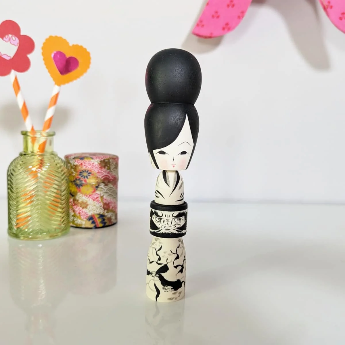 Poupée kokeshi monochrome par Wagatsuma Noboru