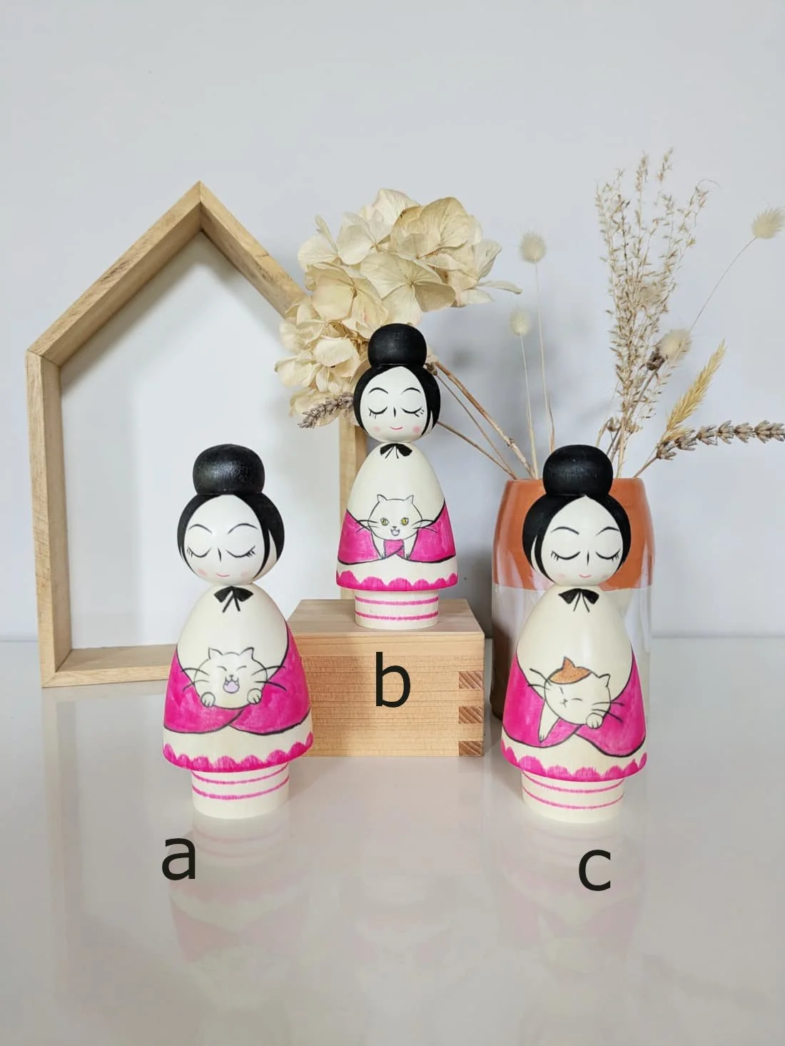 Kokeshi au chat, rose - Wagatsuma Tsukasa