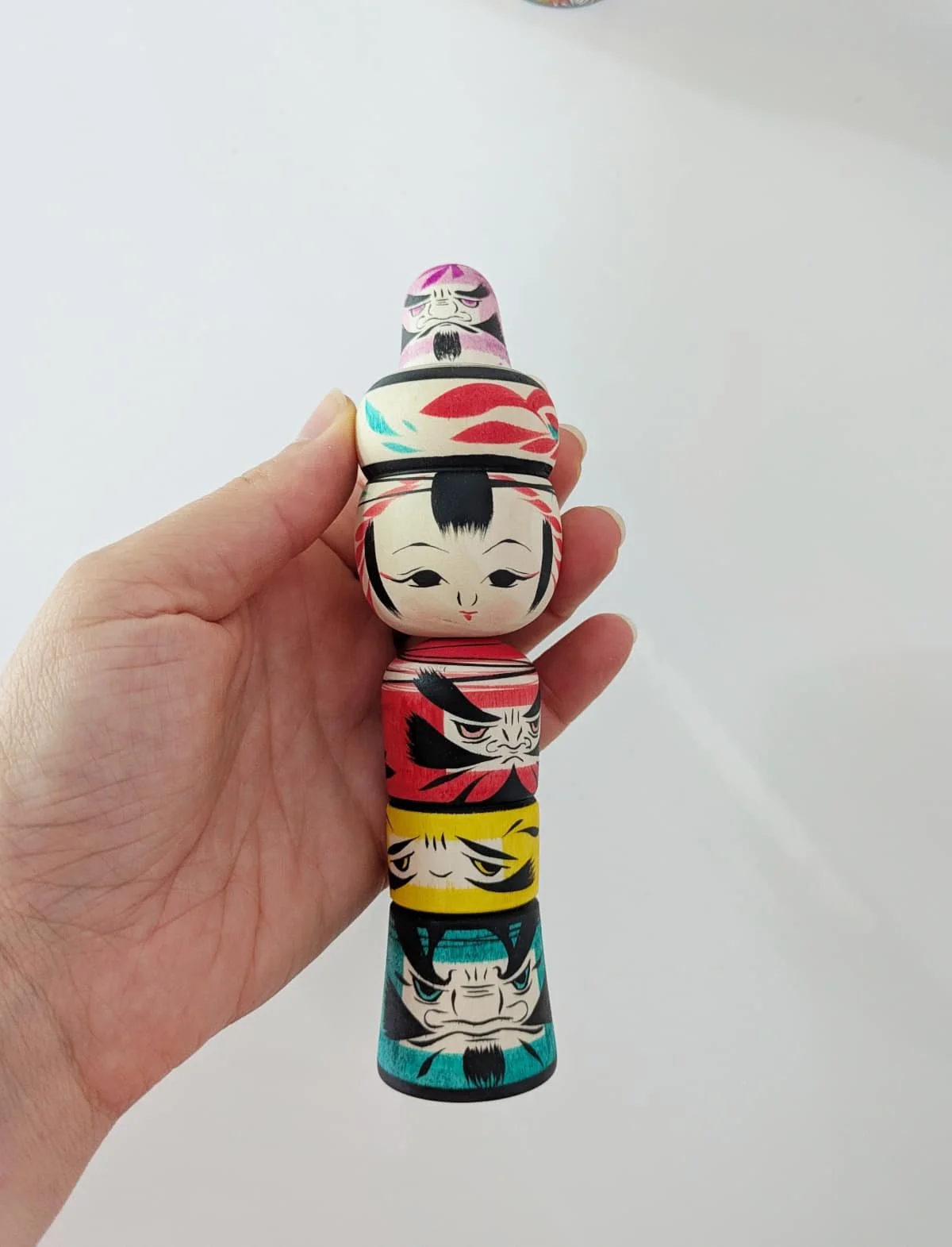 Daruma empilés par Wagatsuma Noboru