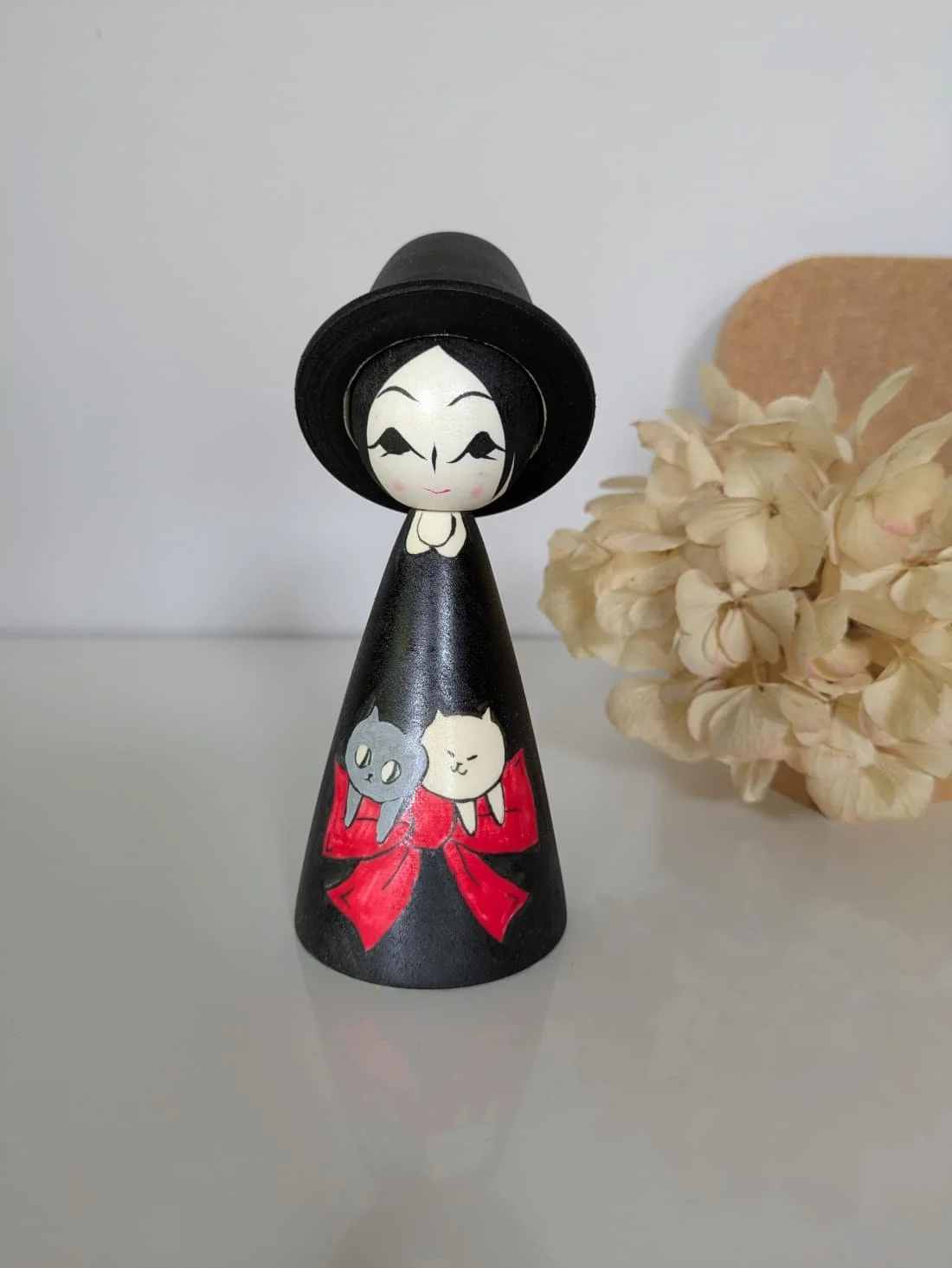 Kokeshi au noeud rouge et chatons - Wagatsuma Tsukasa