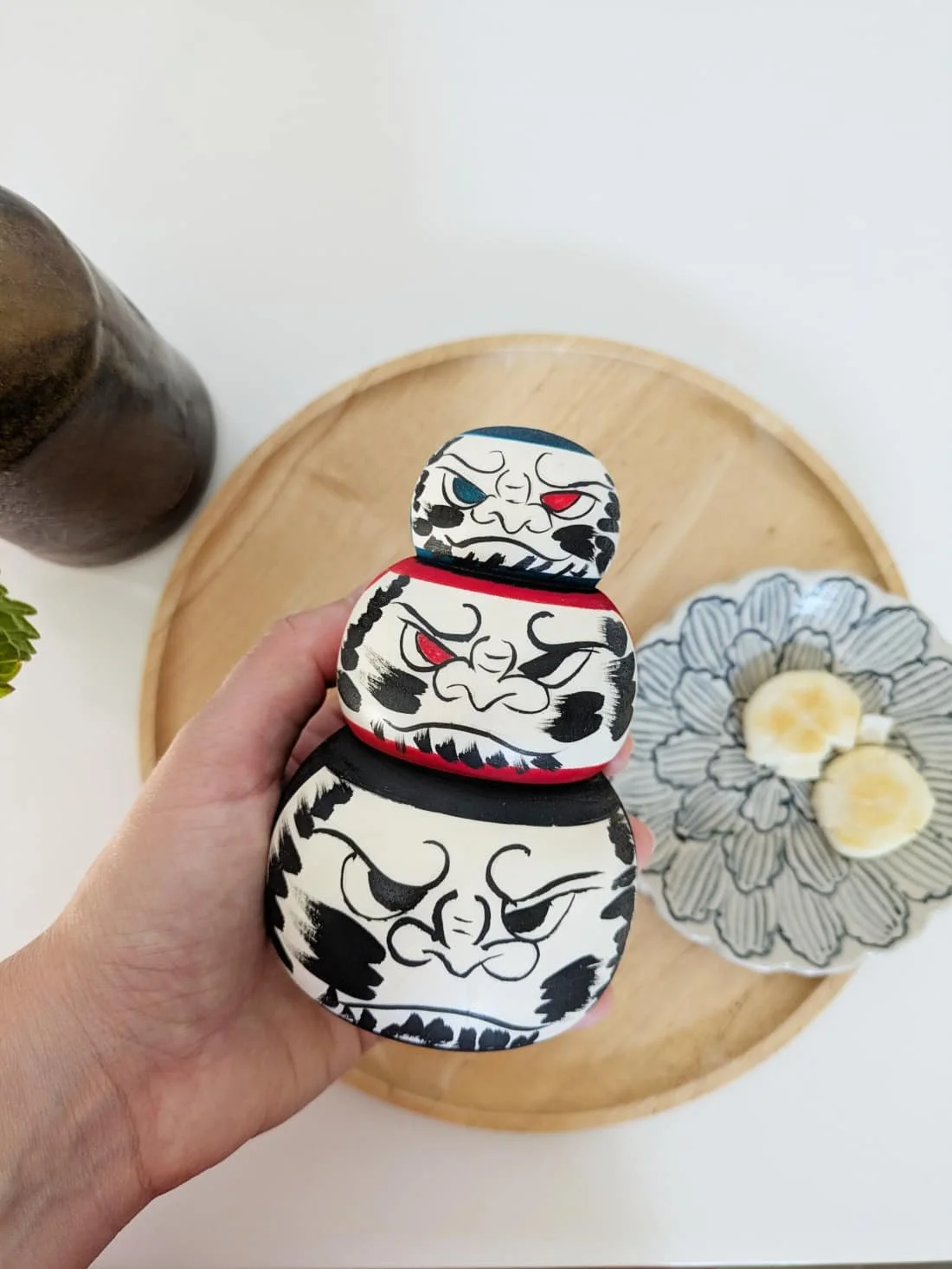 Trois daruma empilés - Wagatsuma Tsukasa