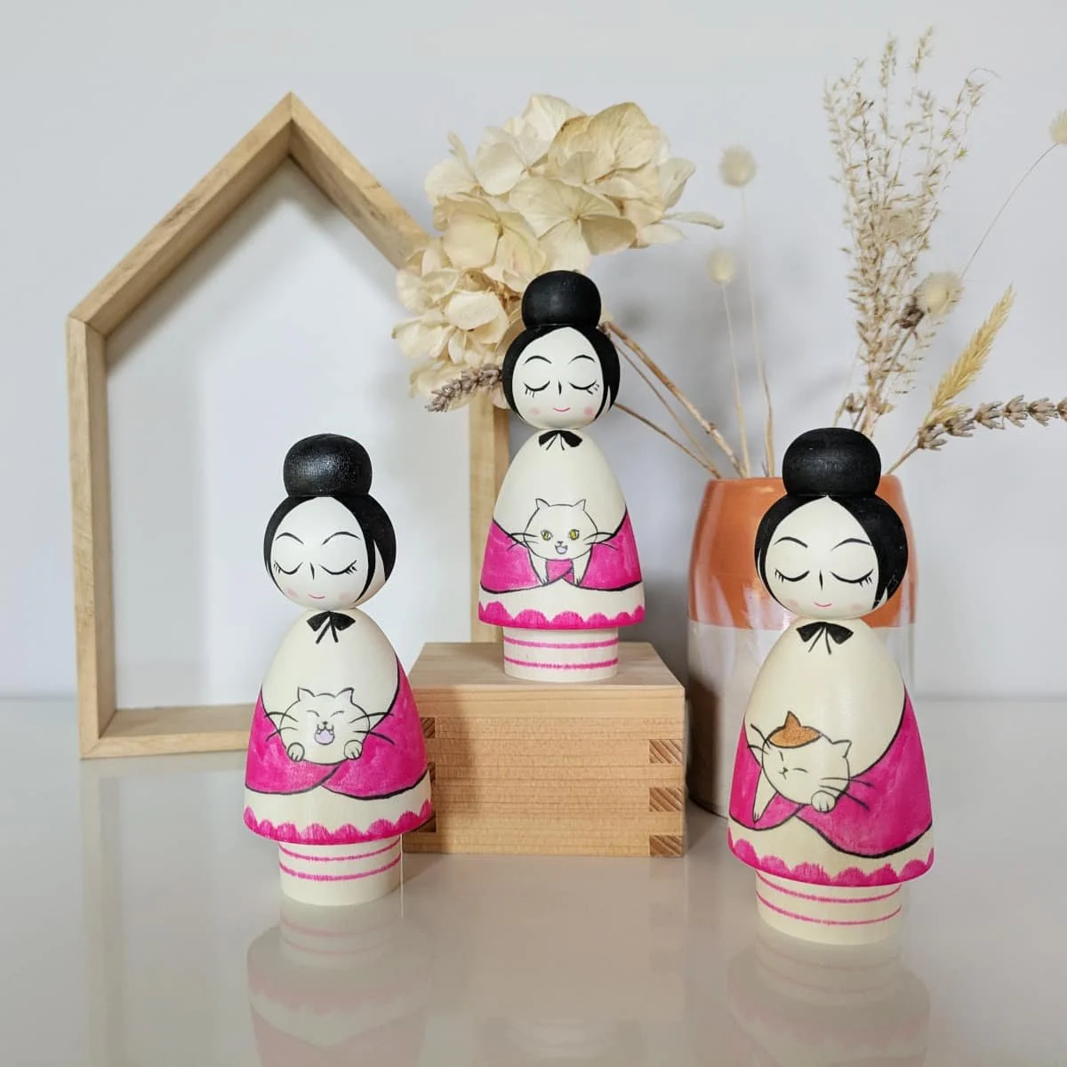 Kokeshi au chat, rose - Wagatsuma Tsukasa