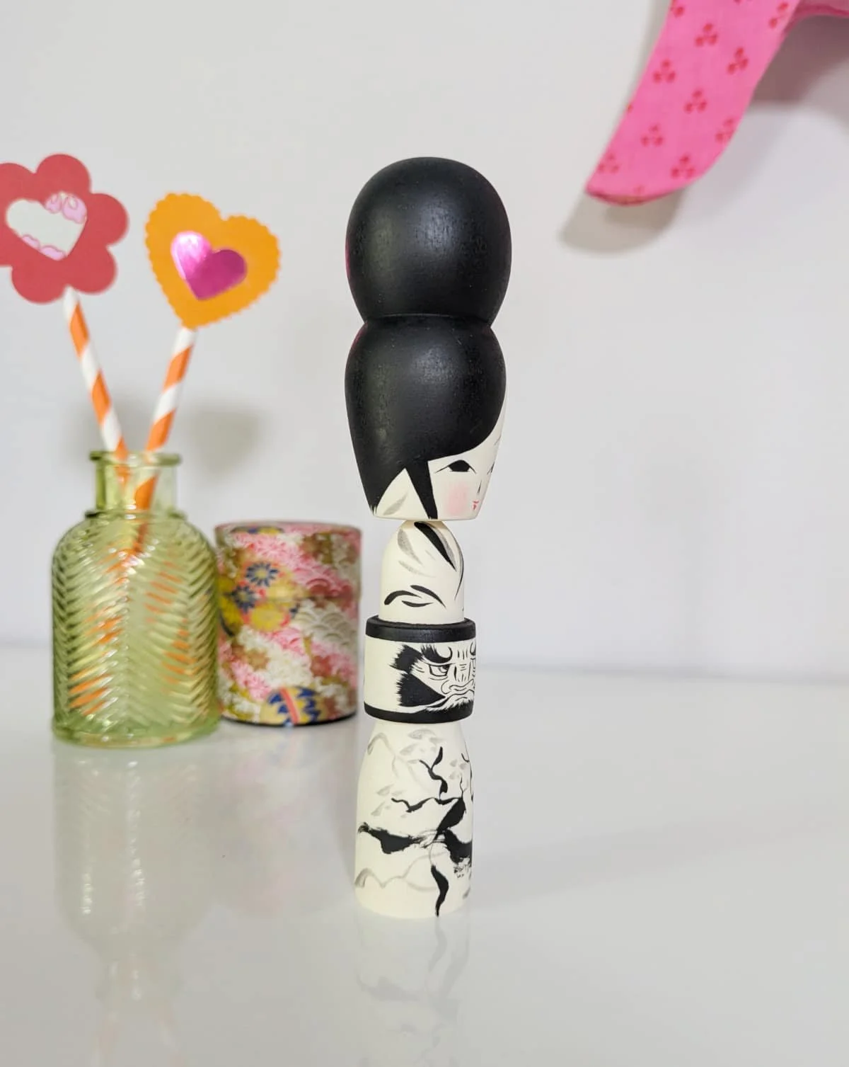 Poupée kokeshi monochrome par Wagatsuma Noboru