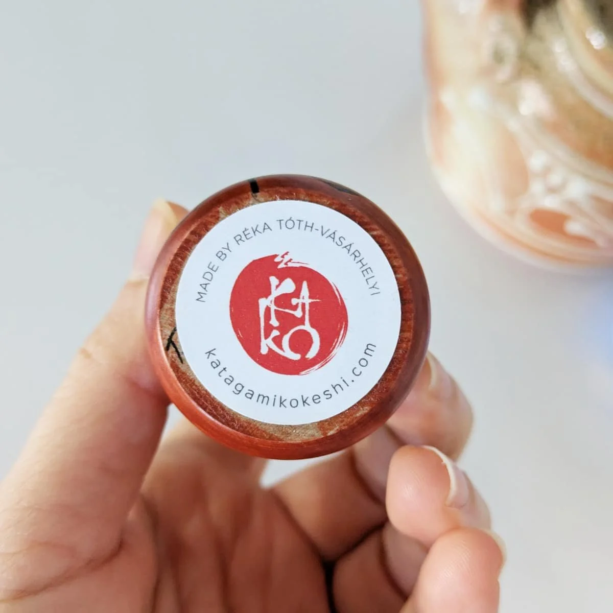 Petite kokeshi moine, par Réka Toth-Vasarhélyi