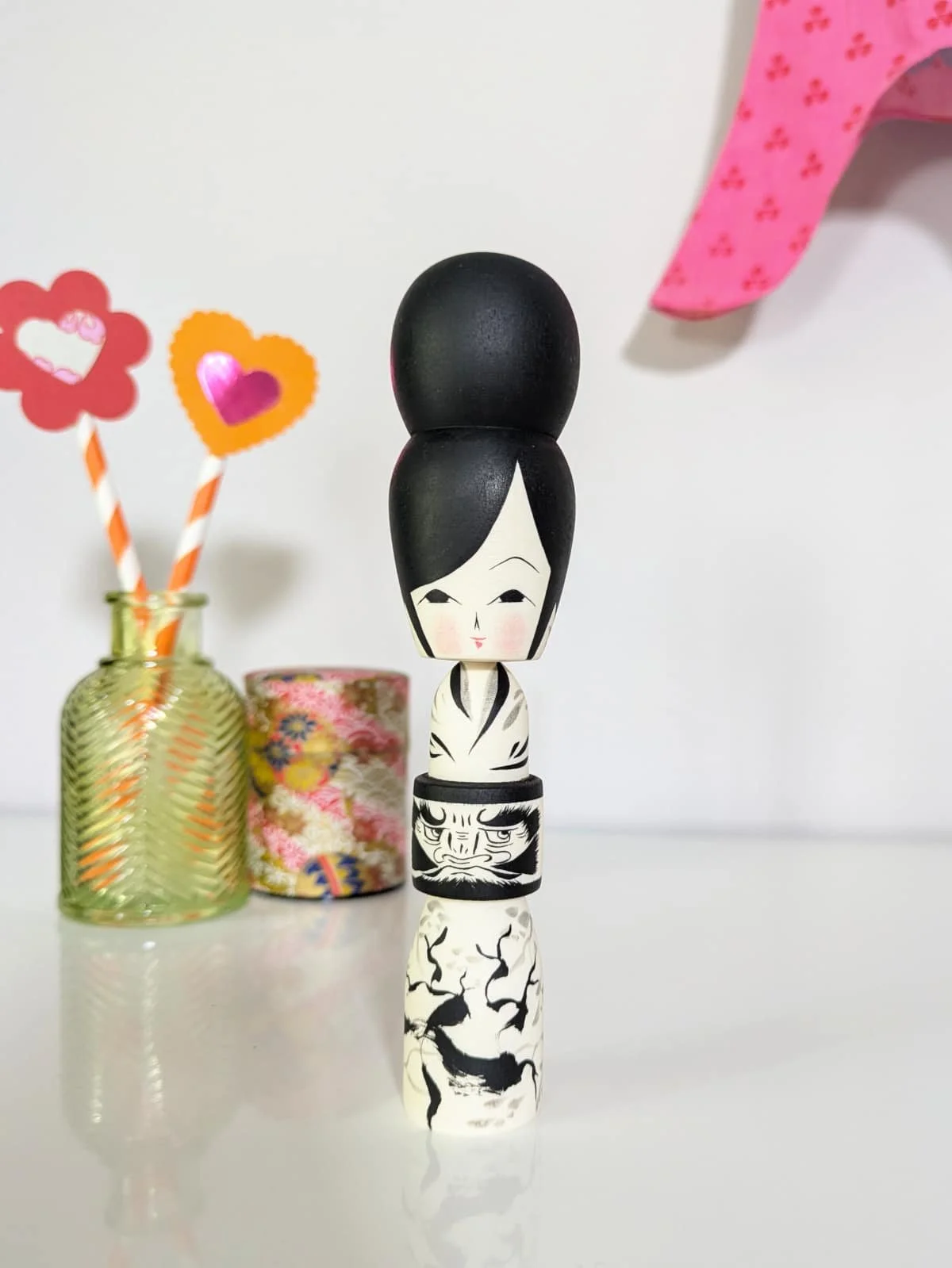Poupée kokeshi monochrome par Wagatsuma Noboru