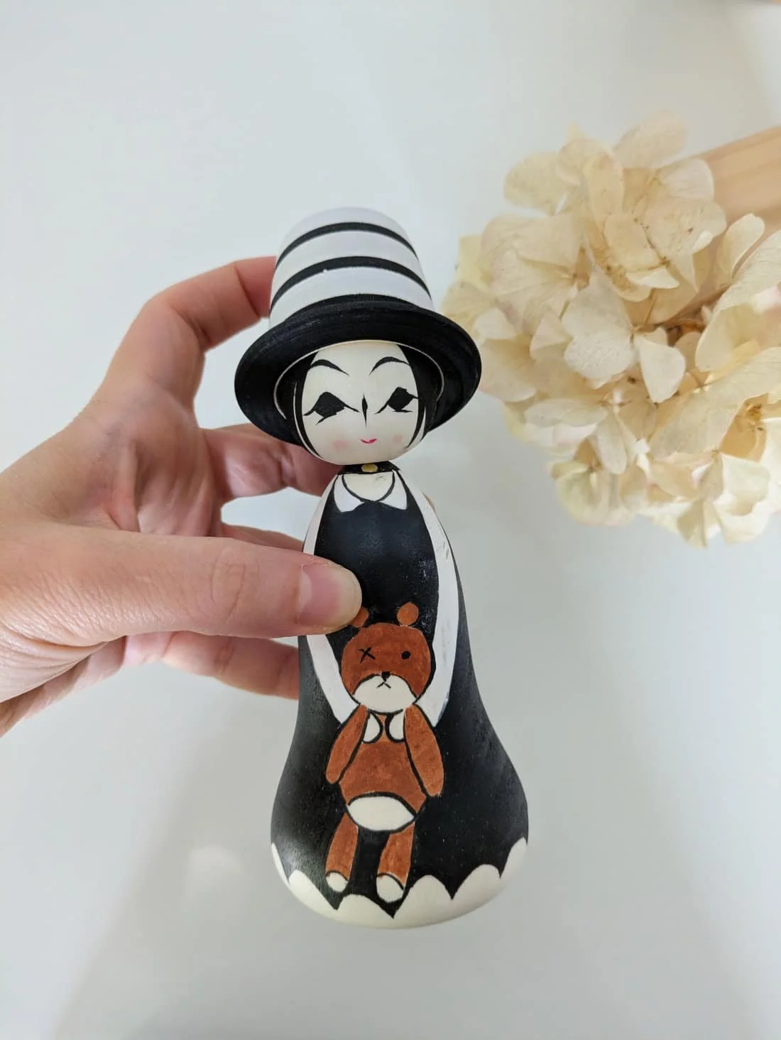 Poupée kokeshi tenant une peluche - Wagatsuma Tsukasa