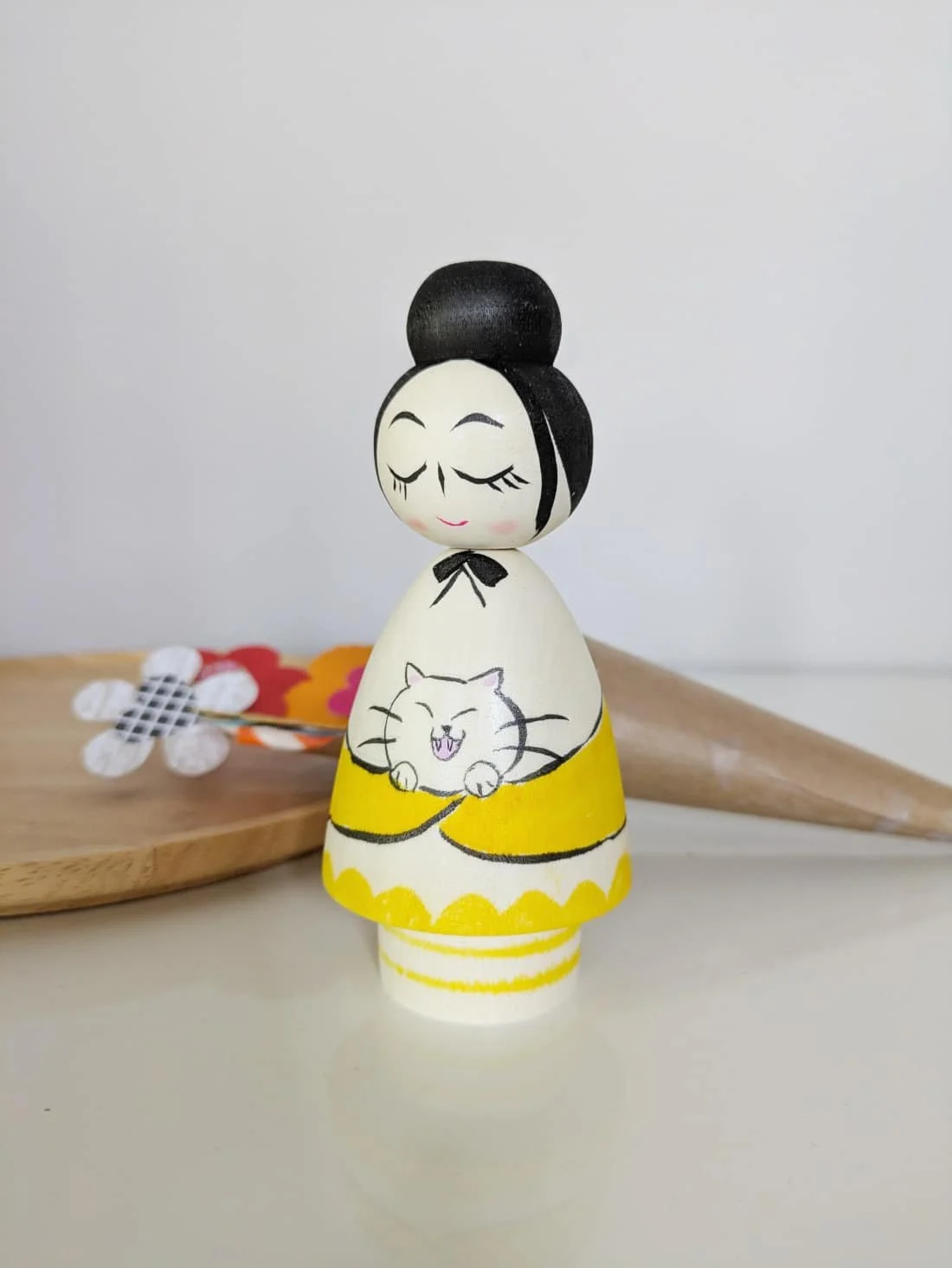 Kokeshi au chat, jaune - Wagatsuma Tsukasa
