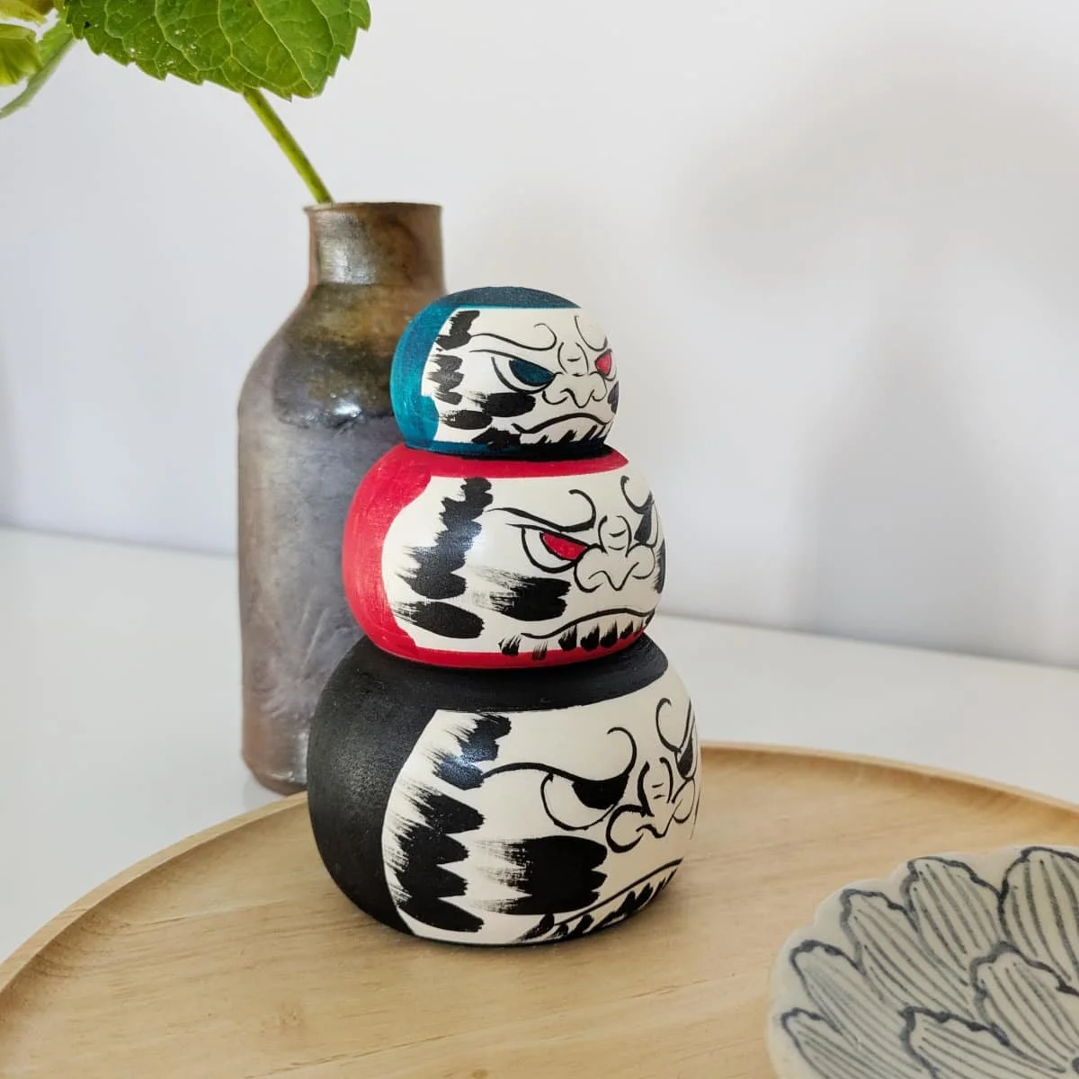 Trois daruma empilés - Wagatsuma Tsukasa