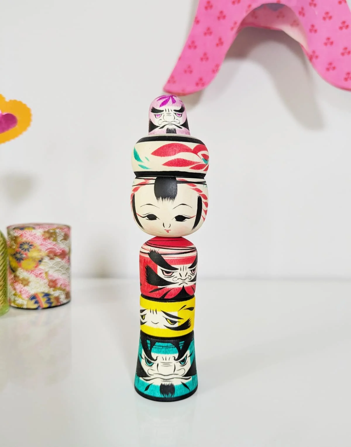 Daruma empilés par Wagatsuma Noboru