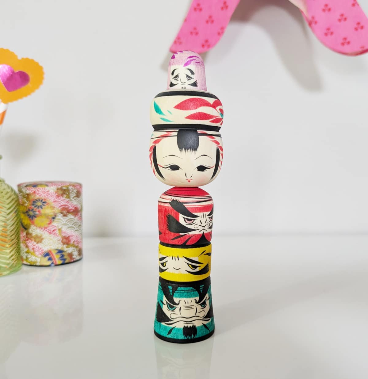 Daruma empilés par Wagatsuma Noboru