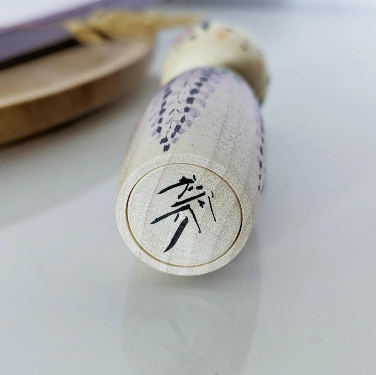 Poupée kokeshi en dégradé, motif glycine