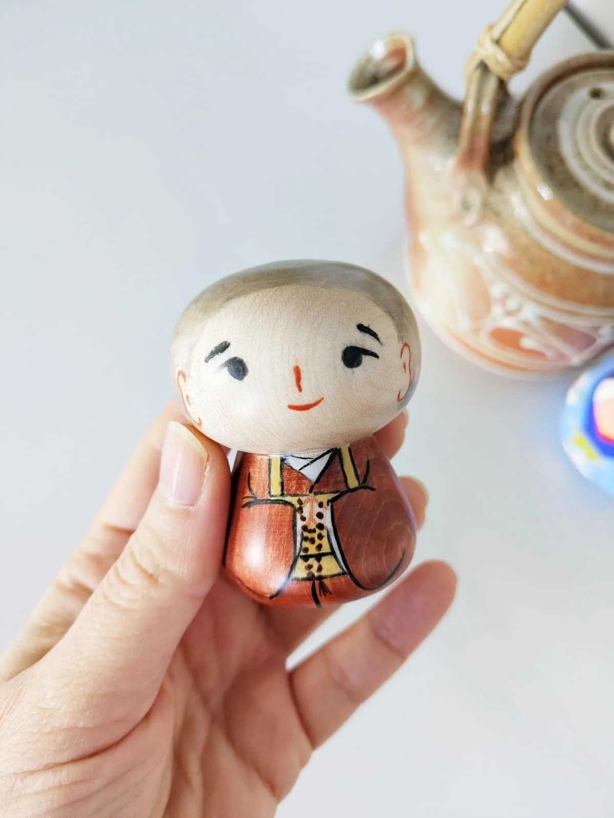 Petite kokeshi moine, par Réka Toth-Vasarhélyi
