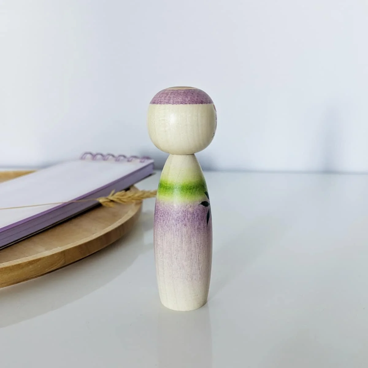 Poupée kokeshi en dégradé, motif glycine