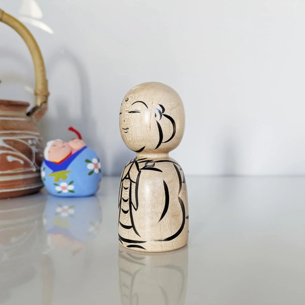 Petit jizo en érable souriant