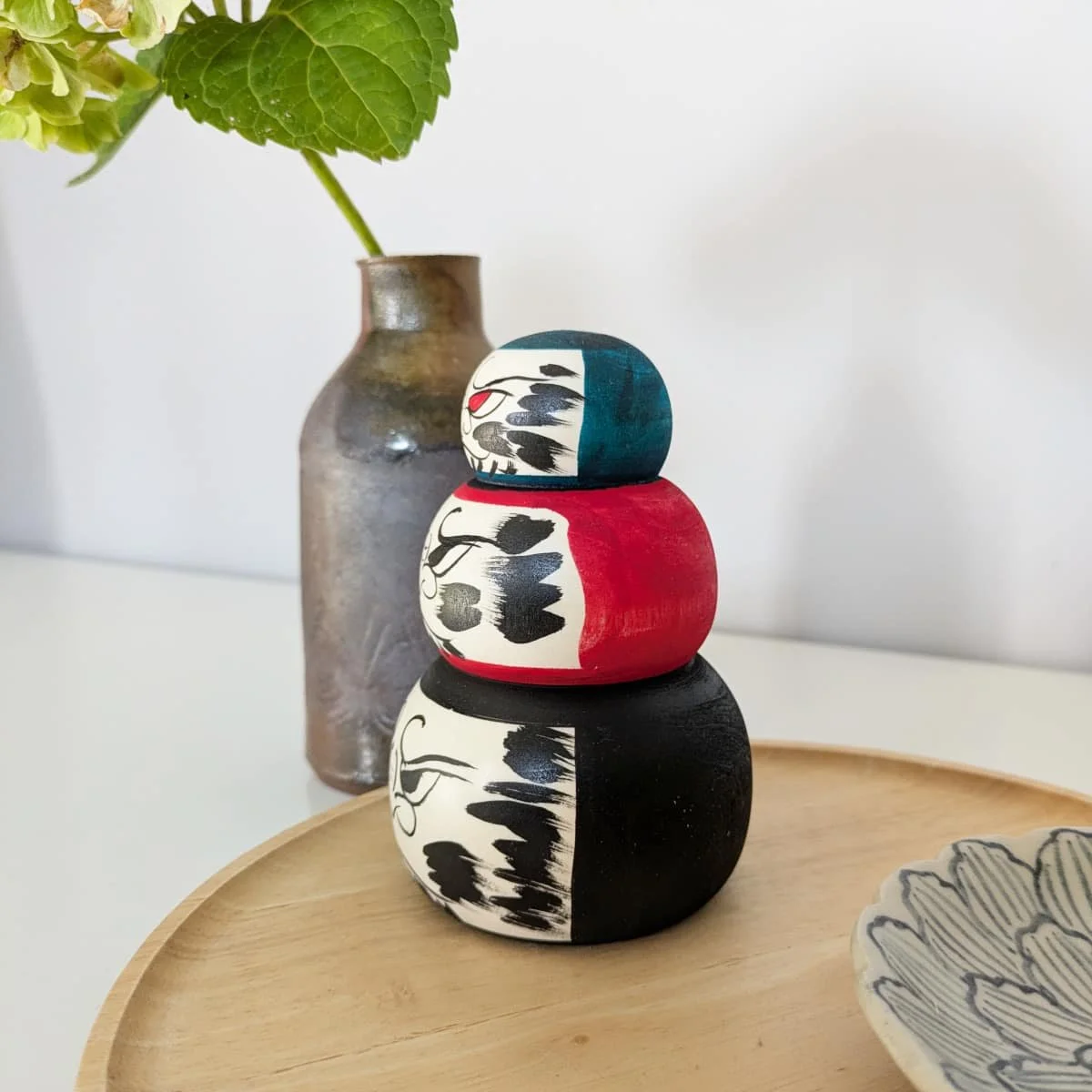 Trois daruma empilés - Wagatsuma Tsukasa