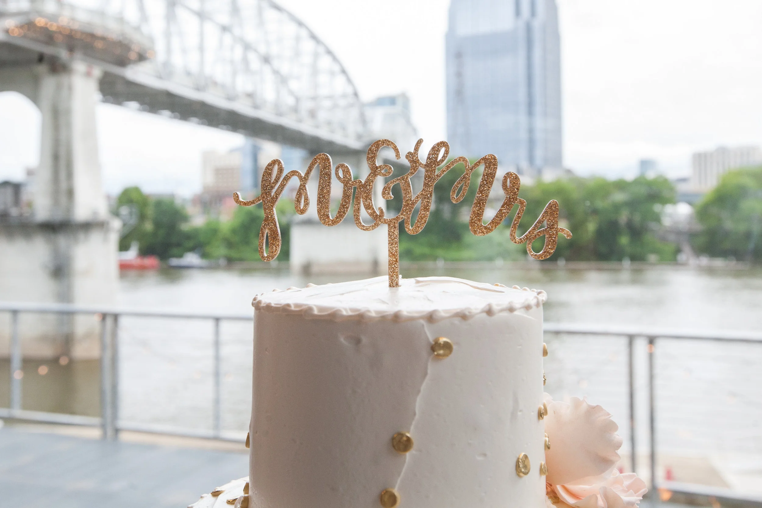 fetenashville.com | Bridge Building Wedding in Nashville | Luxury Nashville Wedding Planner | Fete Nashville | Phindy Studios and Bethany Renee