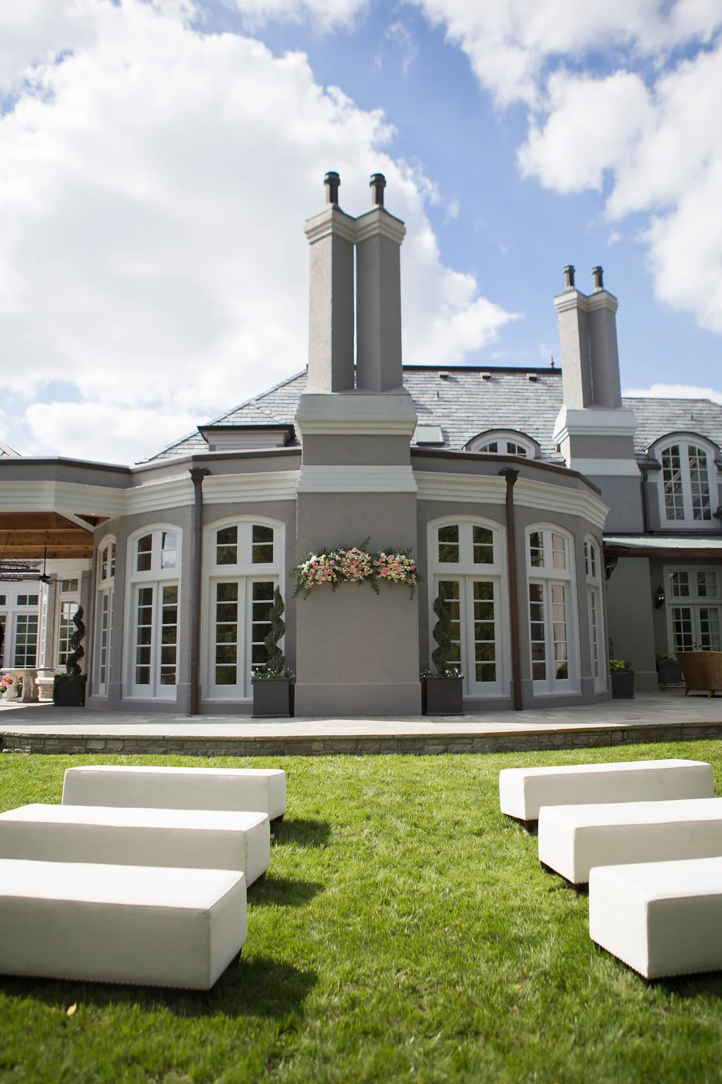 fetenashville.com | Luxury Wedding Planning and Design by Fete Nashville | TK Kimbrell marries Laura Covington | Toby Keith's manager | Private Residence Wedding Planner in Nashville | best wedding planner nashville | celebrity wedding planner | backyard wedding | outdoor ceremony | outdoor reception | dinner around the pool | ivory and green wedding | peony bouquet | TKO artist | Photographed by Amber Davis Smith