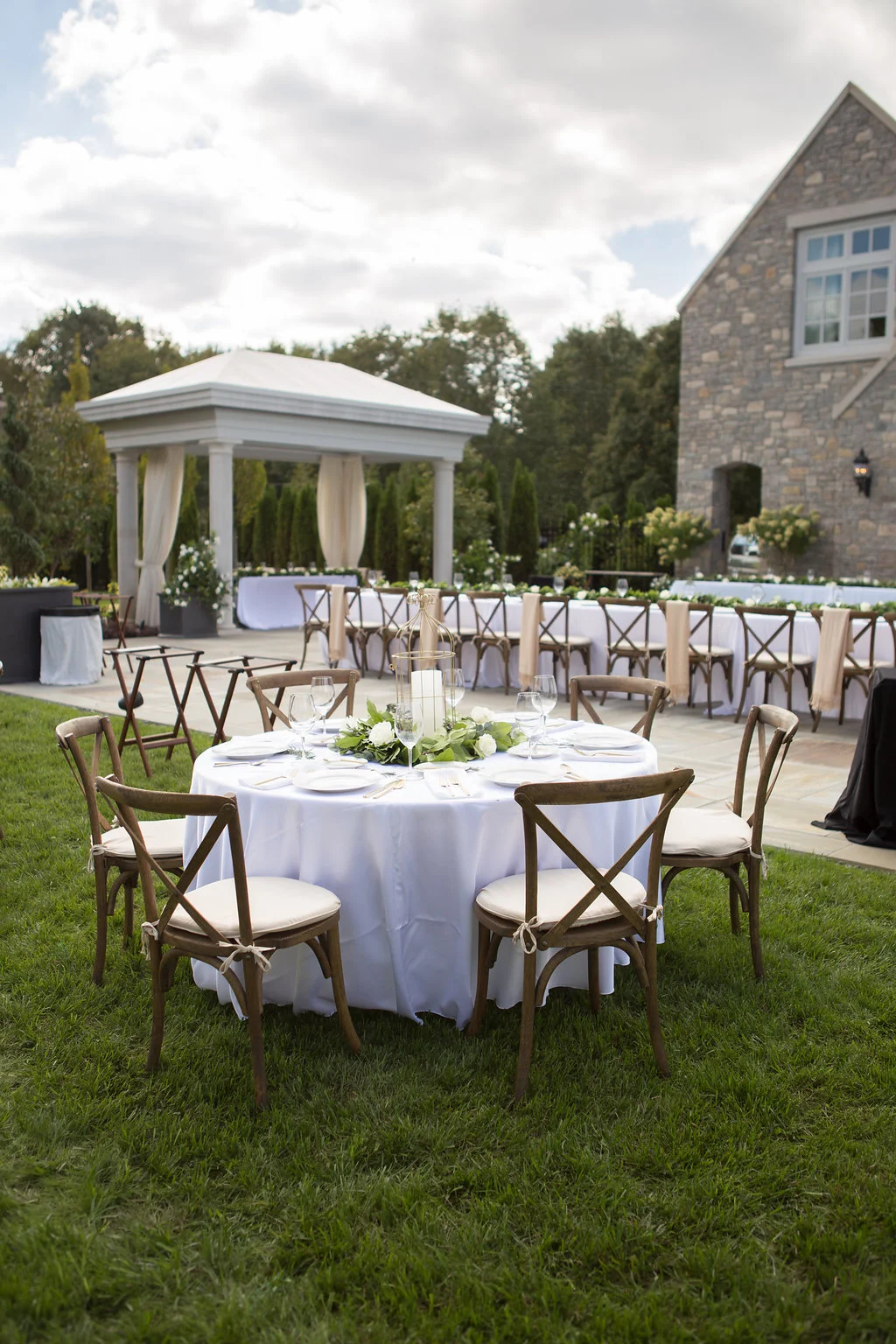 fetenashville.com | Luxury Wedding Planning and Design by Fete Nashville | TK Kimbrell marries Laura Covington | Toby Keith's manager | Private Residence Wedding Planner in Nashville | best wedding planner nashville | celebrity wedding planner | backyard wedding | outdoor ceremony | outdoor reception | dinner around the pool | ivory and green wedding | peony bouquet | TKO artist | Photographed by Amber Davis Smith | nashville wedding