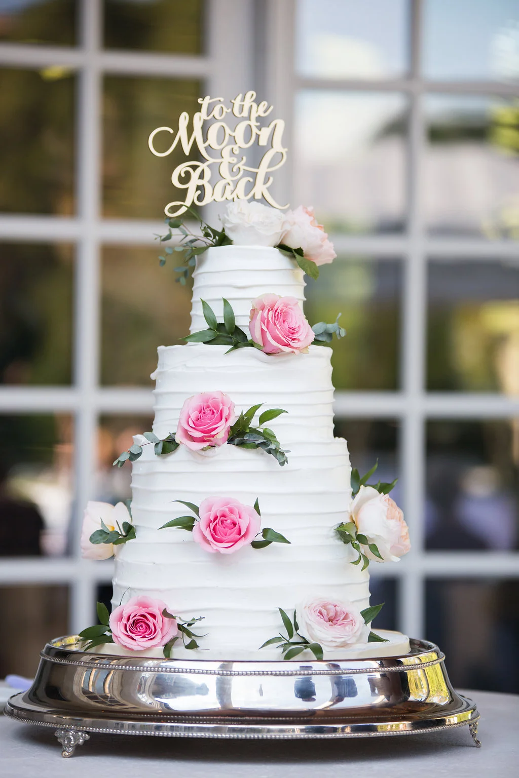 fetenashville.com | Luxury Wedding Planning and Design by Fete Nashville | TK Kimbrell marries Laura Covington | Toby Keith's manager | Private Residence Wedding Planner in Nashville | best wedding planner nashville | celebrity wedding planner | backyard wedding | outdoor ceremony | outdoor reception | dinner around the pool | ivory and green wedding | peony bouquet | TKO artist | Photographed by Amber Davis Smith | nashville wedding | head table with garland | white wedding cake with fresh flowers