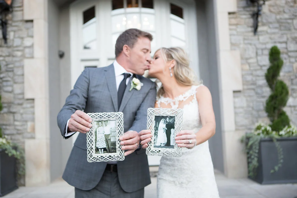 fetenashville.com | Luxury Wedding Planning and Design by Fete Nashville | TK Kimbrell marries Laura Covington | Toby Keith's manager | Private Residence Wedding Planner in Nashville | best wedding planner nashville | celebrity wedding planner | backyard wedding | outdoor ceremony | outdoor reception | dinner around the pool | ivory and green wedding | peony bouquet | TKO artist | Photographed by Amber Davis Smith | nashville wedding | head table with garland | bride and groom with parent's wedding pictures