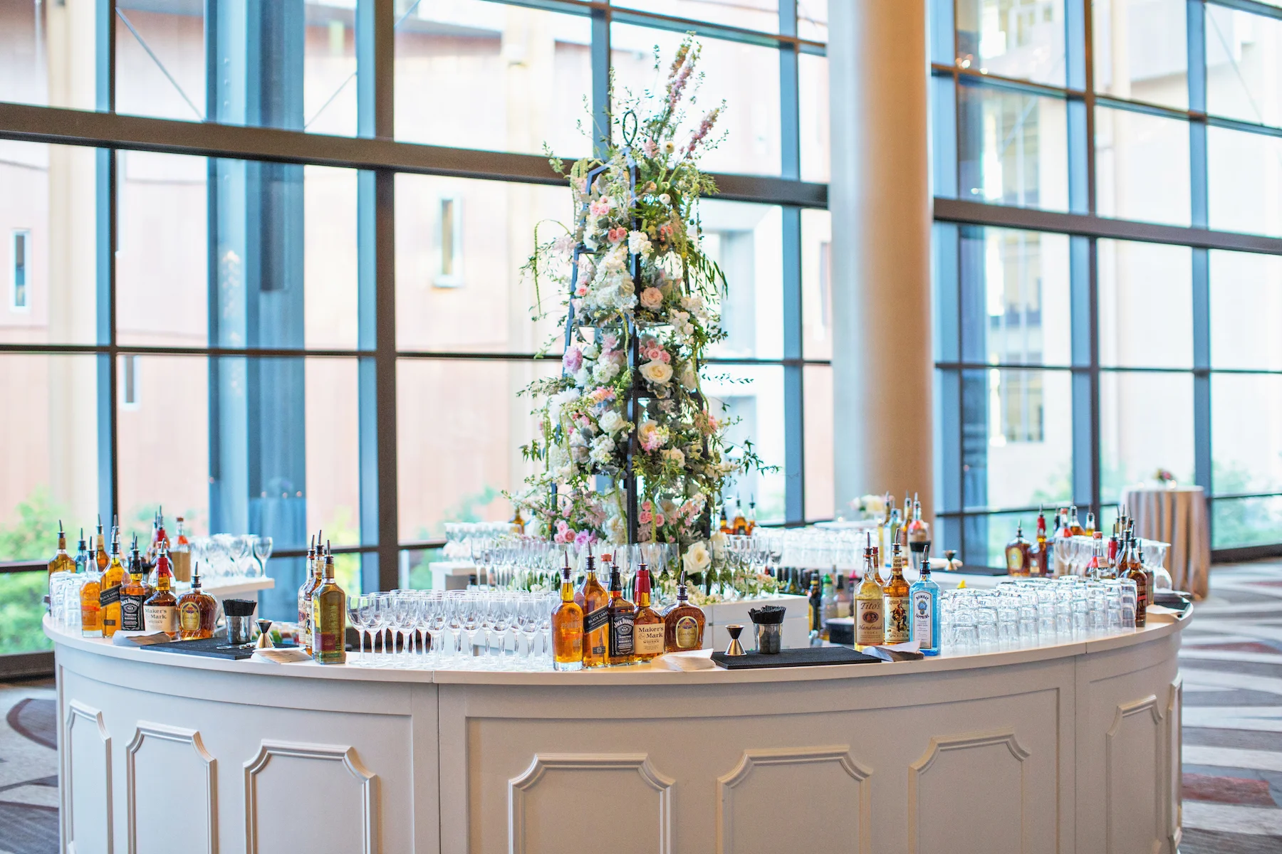 fetenashville.com | Weddings at The Omni | Joy Marie Photography | Fête Nashville | Luxury Wedding Planner | best Jewish wedding planner | The Parthenon | silver and gold wedding | best nashville wedding planner | celebrity wedding planner | Please Be Seated bar