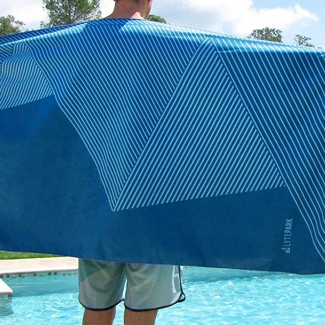 The quickdry extra large towel in blue/light blue stripe