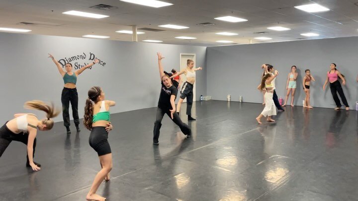 Doing what we do best with the best!!!⭐️ DAY 1 of our weekend intensive with @missmatilou &amp; @adamackerman04 is complete &amp; we are feeling ALL the love. Comment your favorite part of today below!🤍 

#season13 #diamonddancers #dancetechnique #l