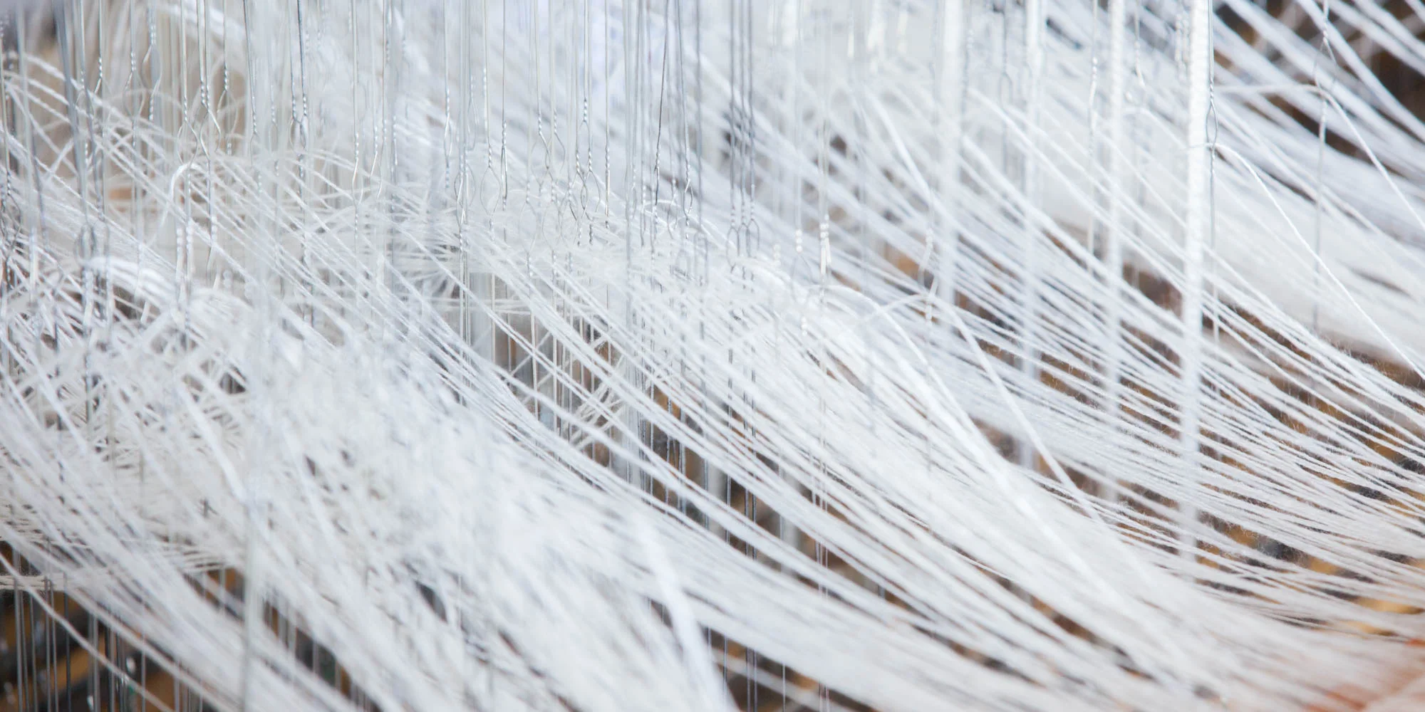 ....Fils de chaîne d'un métier à tisser..Warp yarn on a traditional loom....