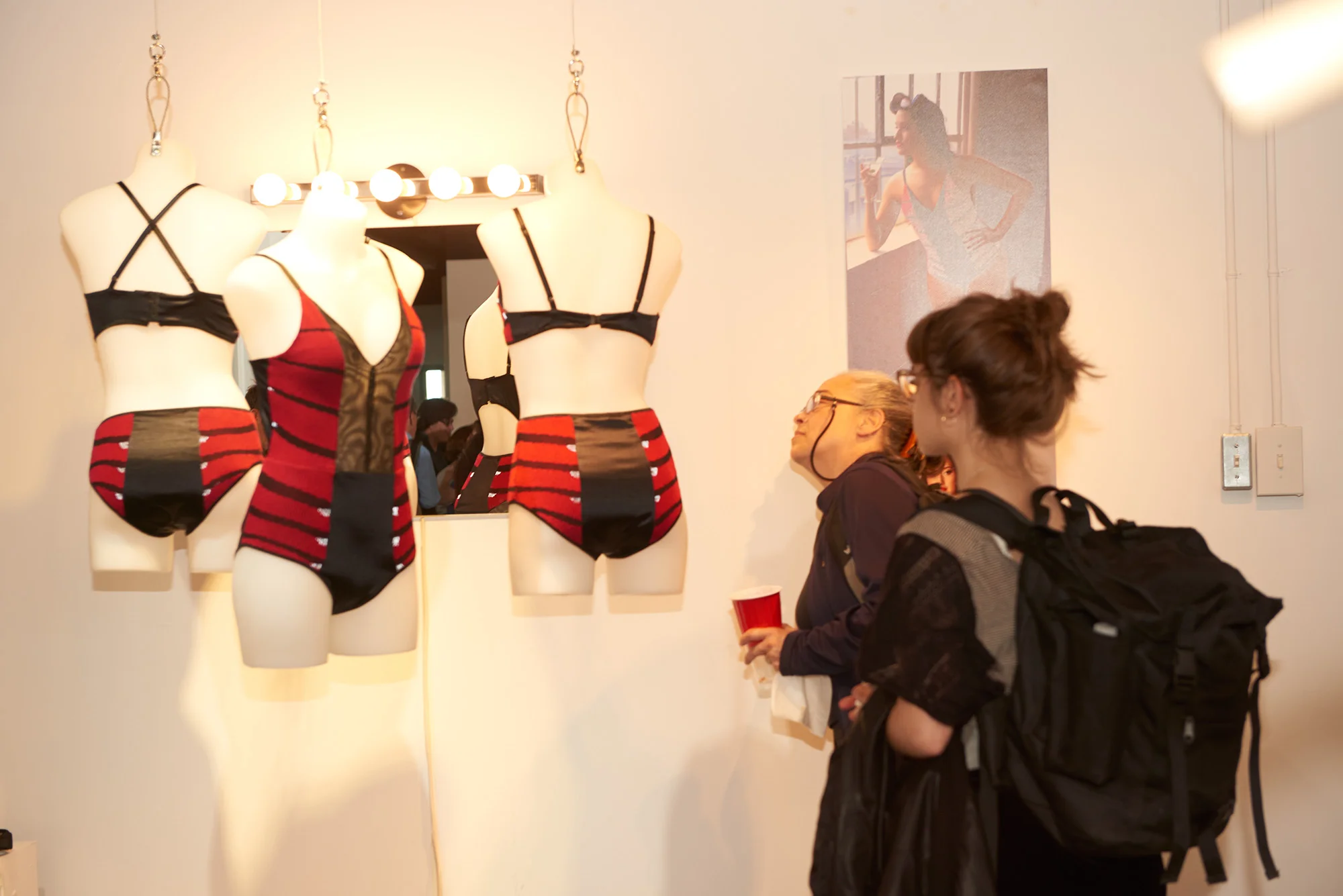 Hexagone. L'exposition de fin d'études de la cohorte 2016. Voir la vidéo.