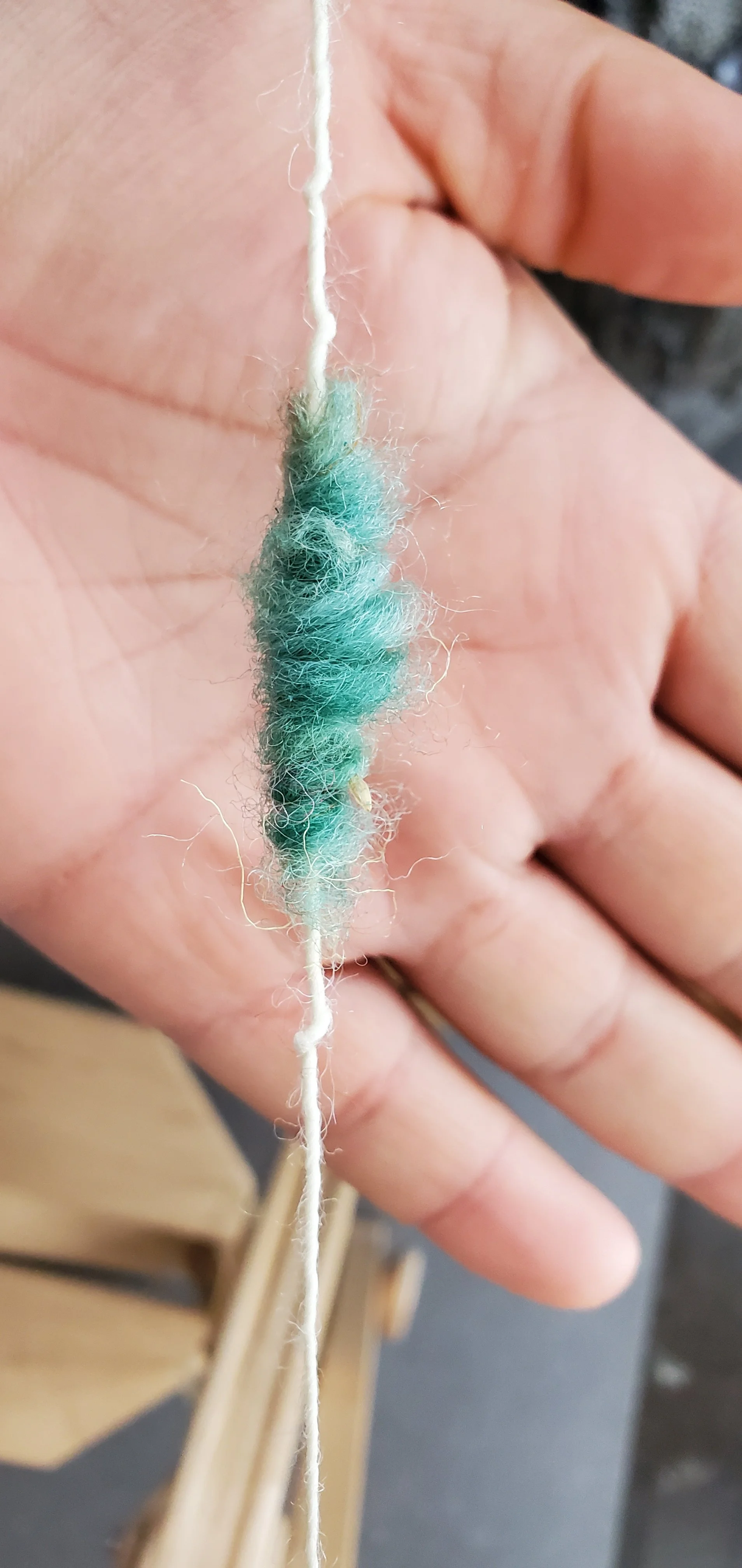 FILAGE DE FIL FANTAISIE : DE LA TOISON À LA FIBRE D'ART