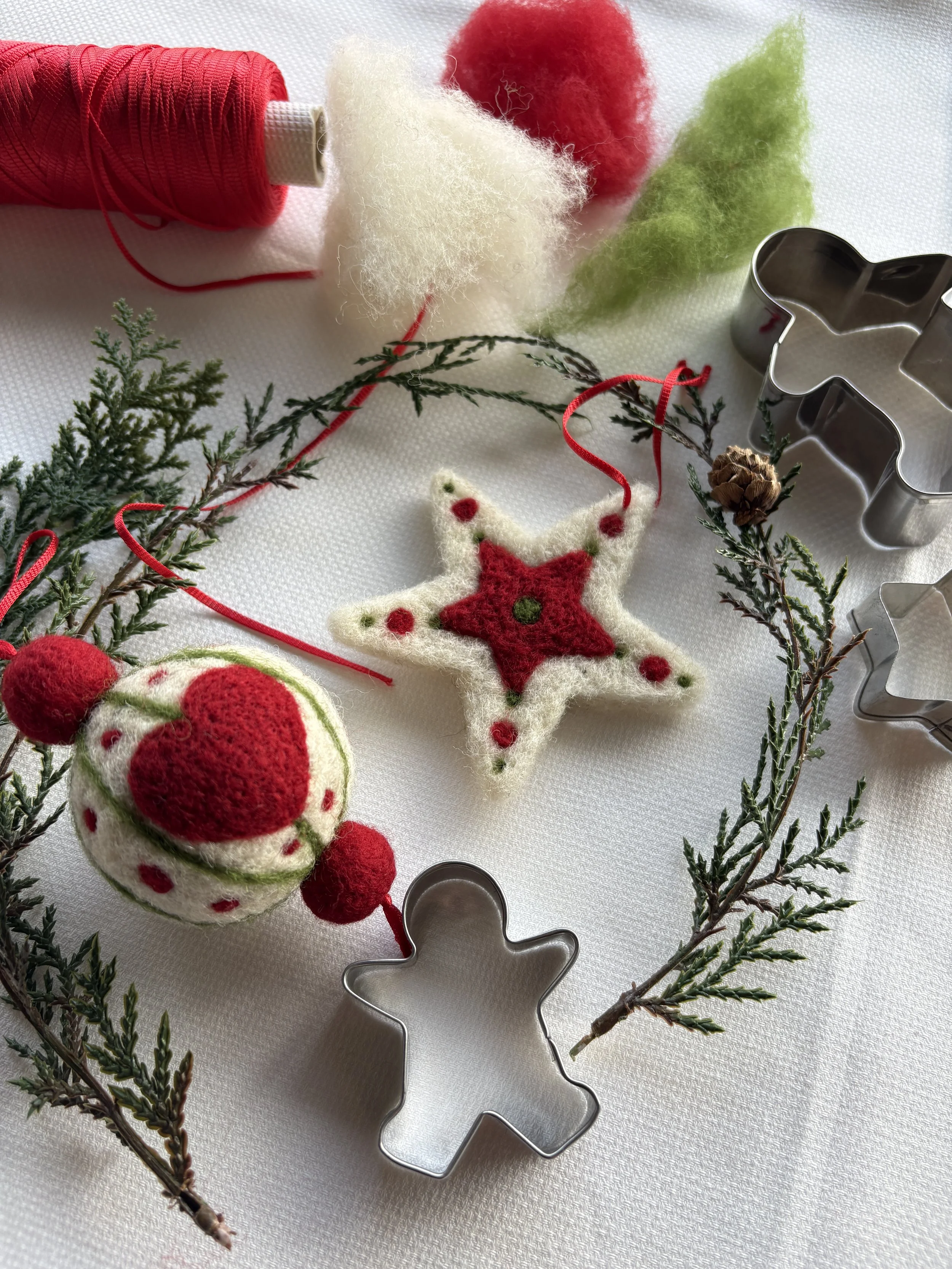 Photo d'un ornement de Noël en feutre, atelier de feutrage à l'aiguille parent-enfant