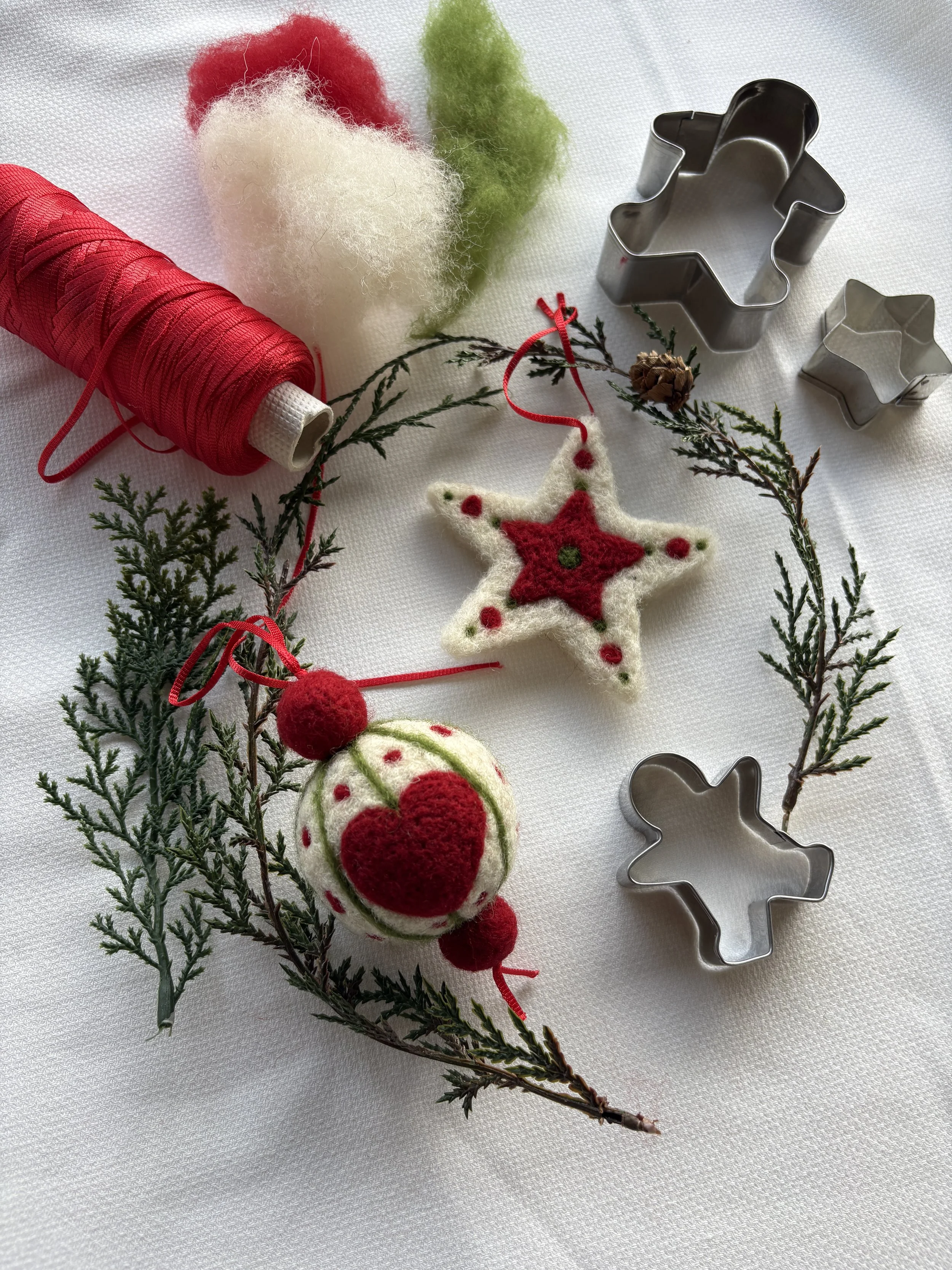 atelier d'ornement en feutrage à l'aiguille pour parents et enfants, boule de Noël en feutre à accrocher au sapin