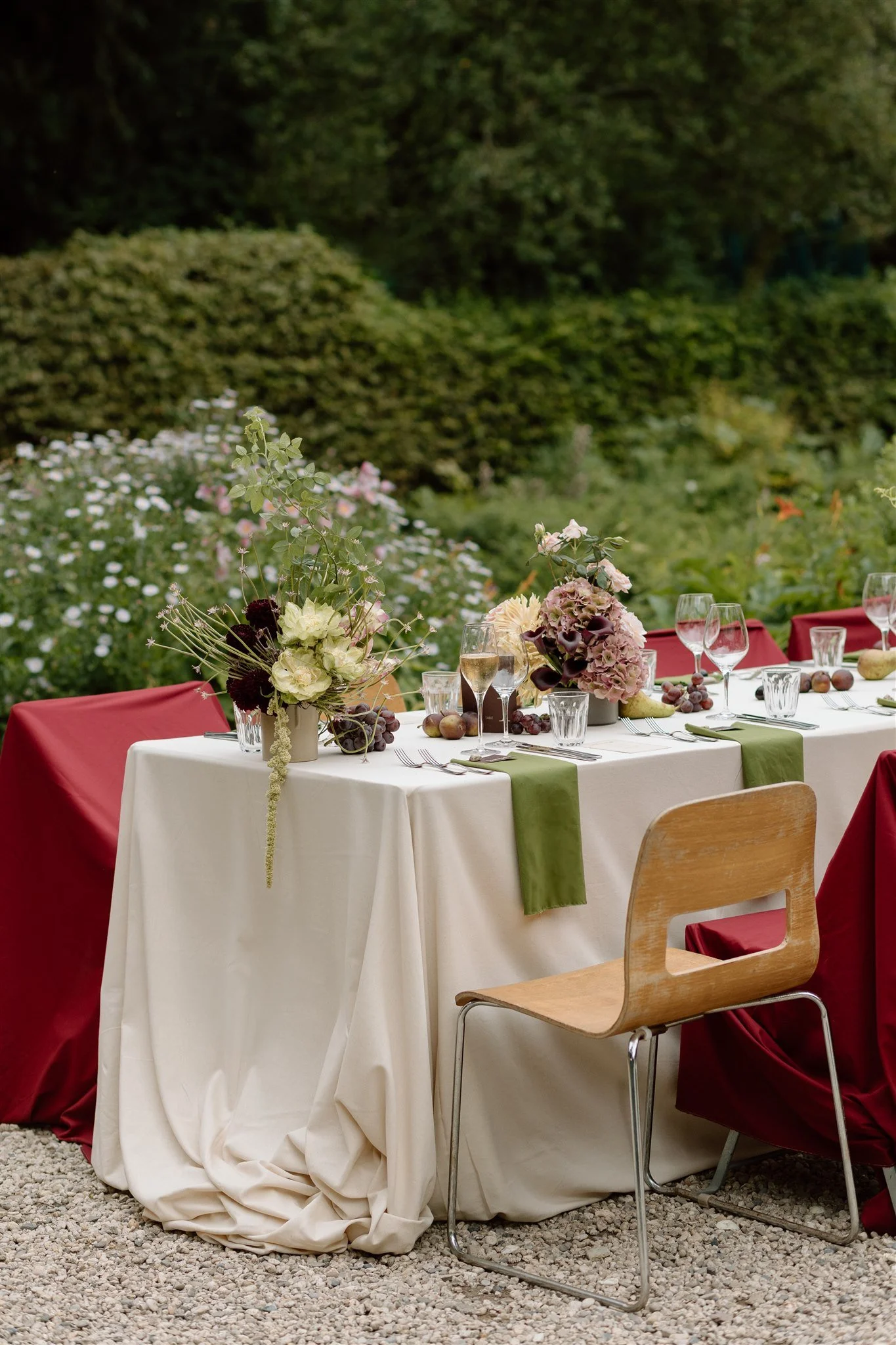 The wedding reception at Huize Frankendael featured a dreamy wedding tablescape designed with a refined balance of modern elegance and romantic floral abundance.