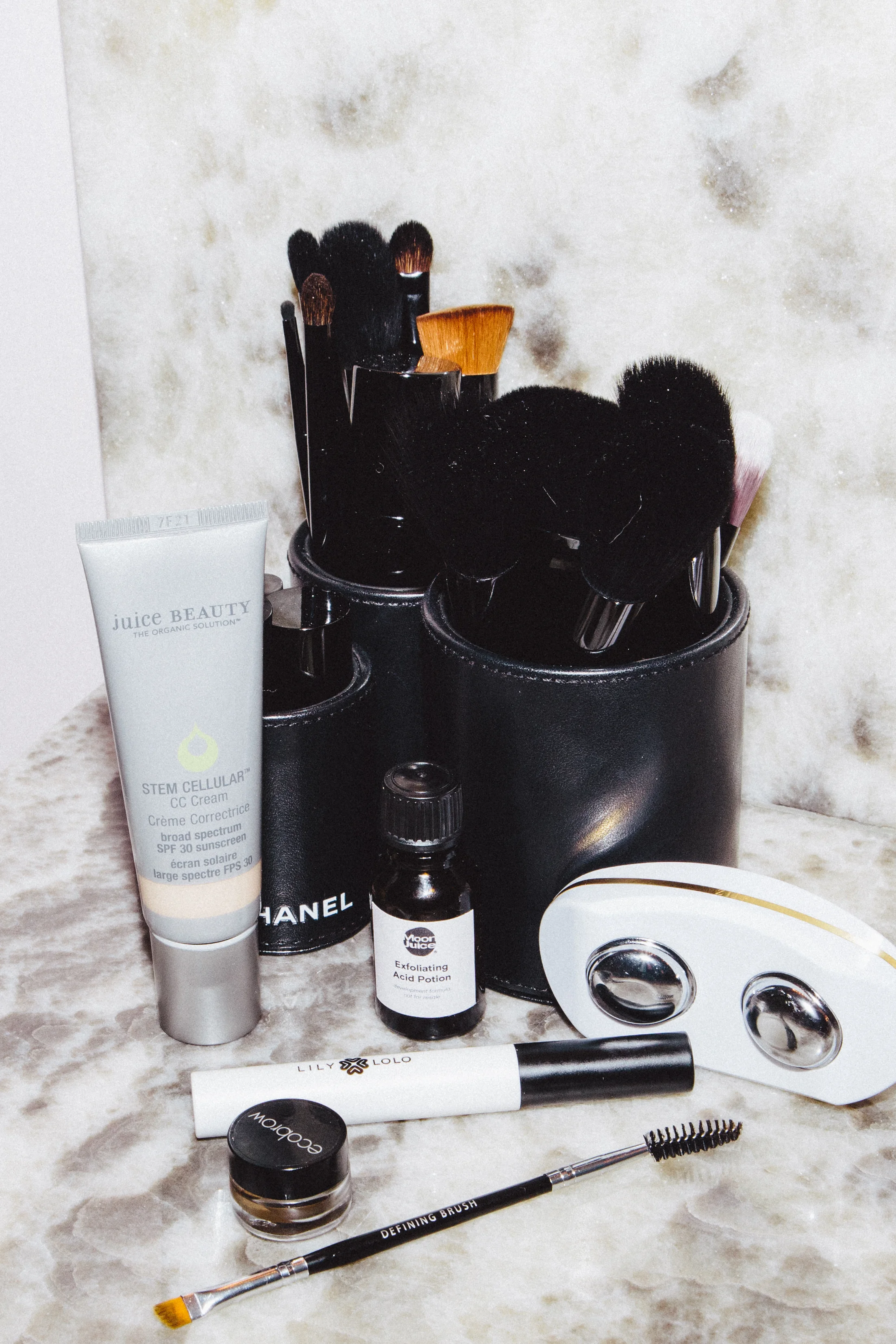 AMANDACHANTALBACON_WB-PRODUCTS-BLACK-JAR-OF-MAKEUP-BRUSHES.jpg