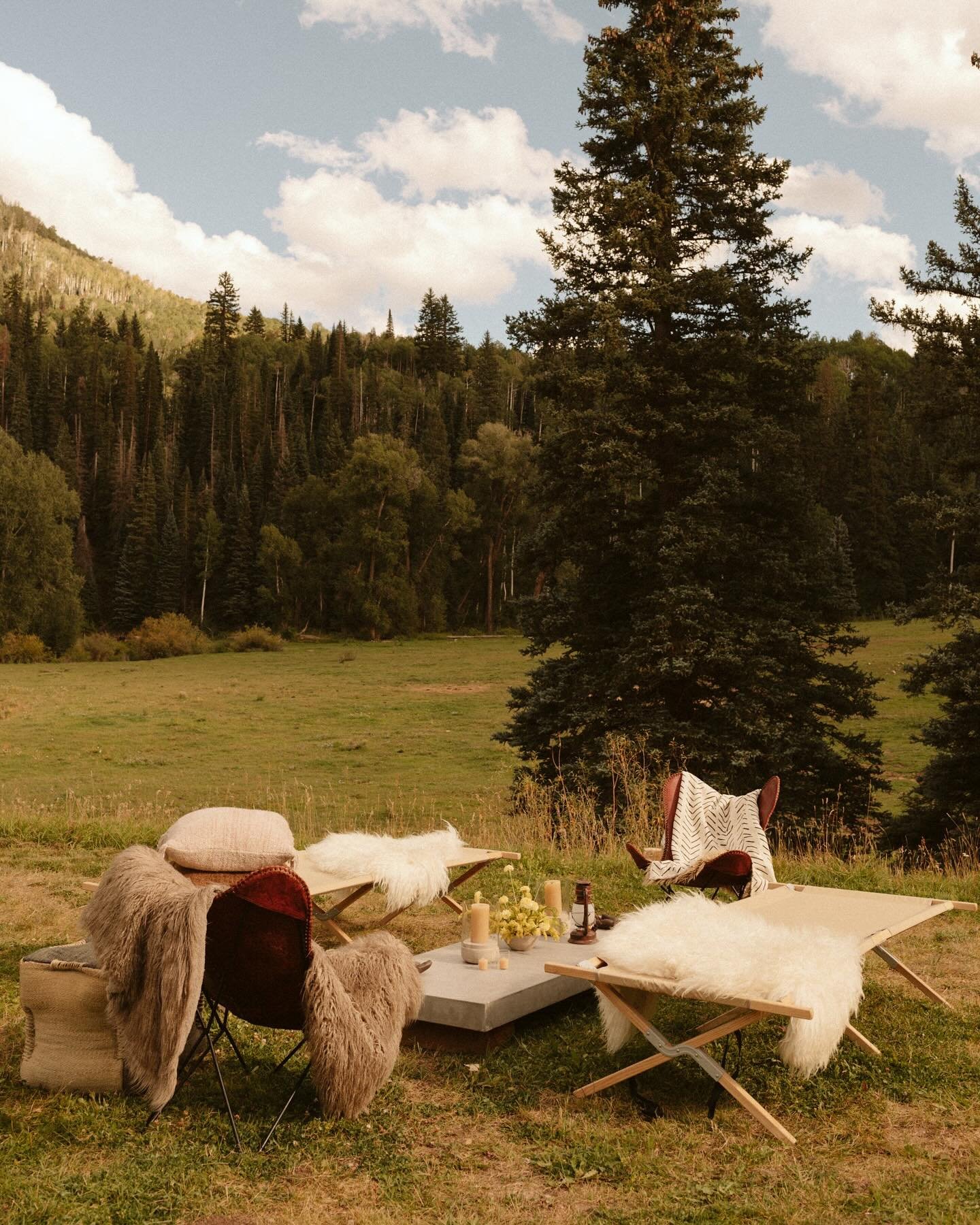 STAY A WHILE.

Transport yourself to a scene straight out of your favorite country western film&mdash;except it&rsquo;s real. Here&rsquo;s a secret: fur-covered lounge areas and fire pits are the perfect recipe to entice your guests to stay awhile.

