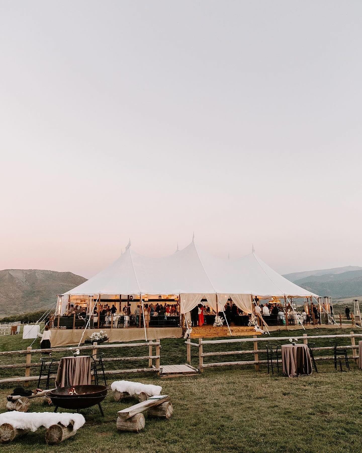 TENTED IN LOVE.

With hanging lanterns and a dance floor that promised to keep the celebration alive long after the sunset, this event was destined to be unforgettable. Add vibrant florals, picturesque tablescapes, and a picture-perfect couple, and y