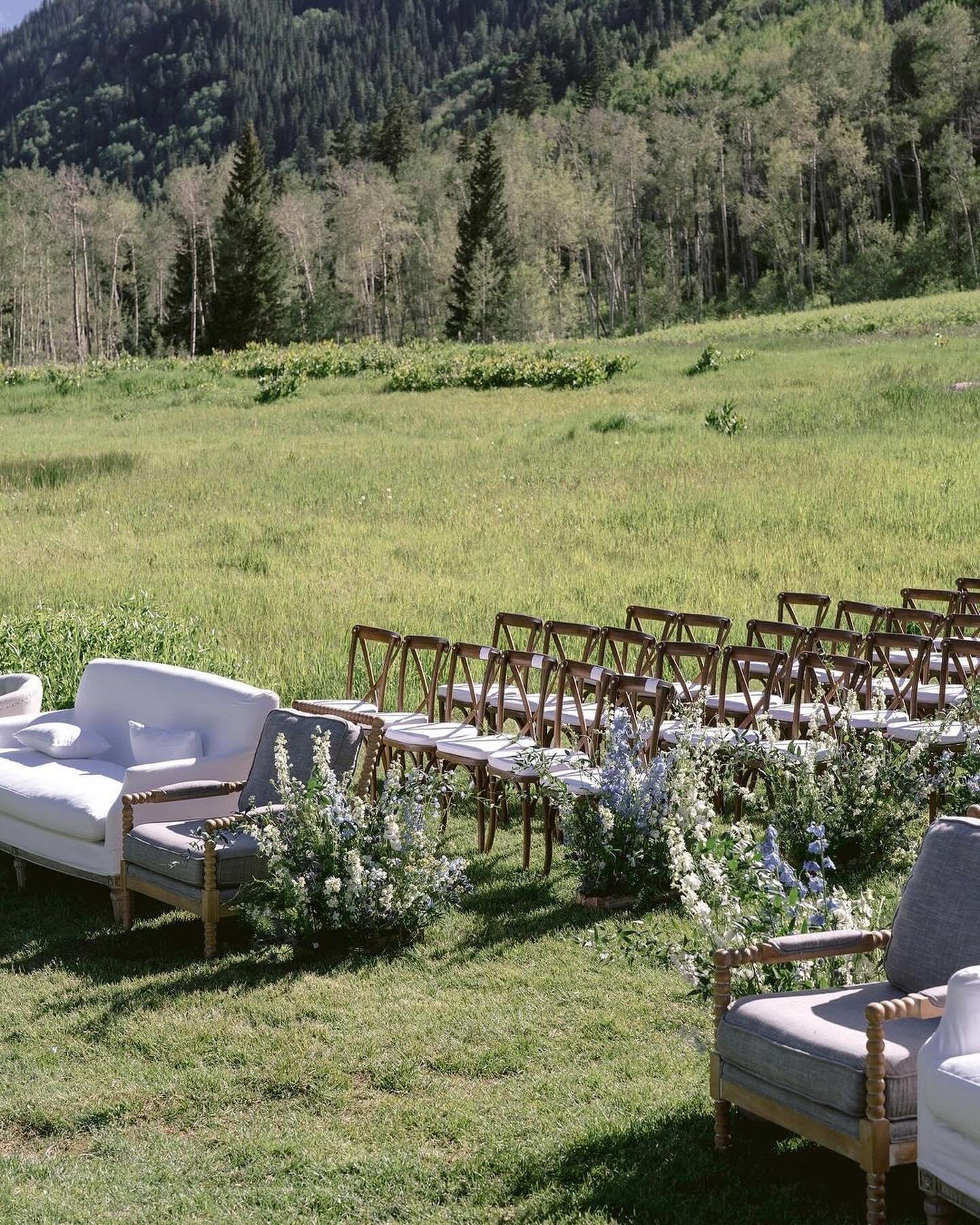 LOVE IS IN THE AIR.

Nature sets the stage for some of the most intimate and memorable moments on a couple&rsquo;s special day. With whimsical blooms and complementing furniture adorning the ceremony, loved ones were guided to gather and witness vows