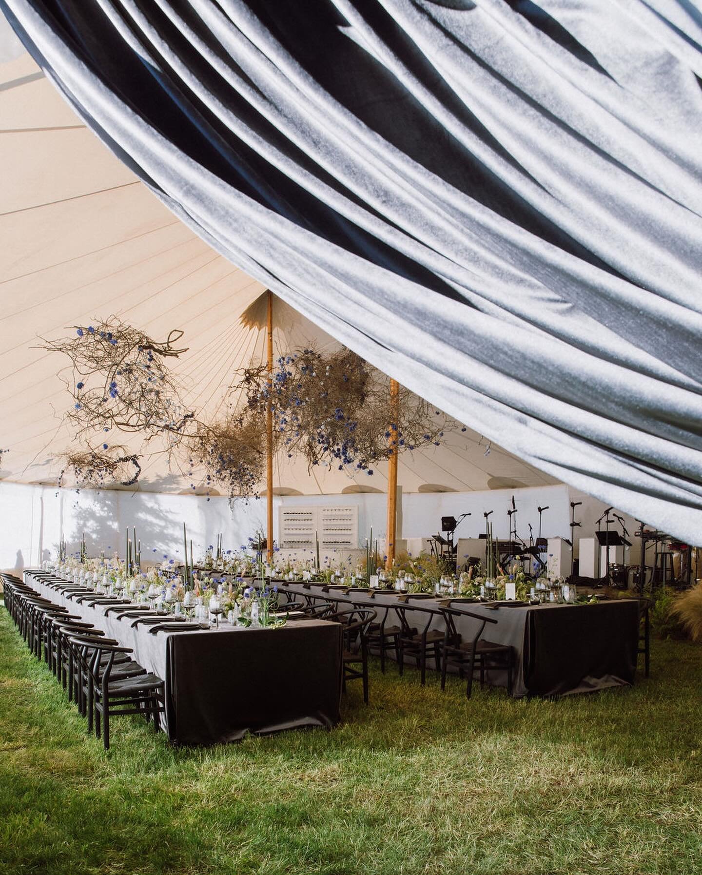 COME TO THE DARK SIDE.

A moody aesthetic created under tented ceilings, every dark detail was so gracefully exquisite we didn&rsquo;t even miss the color. There&rsquo;s something about matching glassware and a monochromatic tablescape that&rsquo;s e