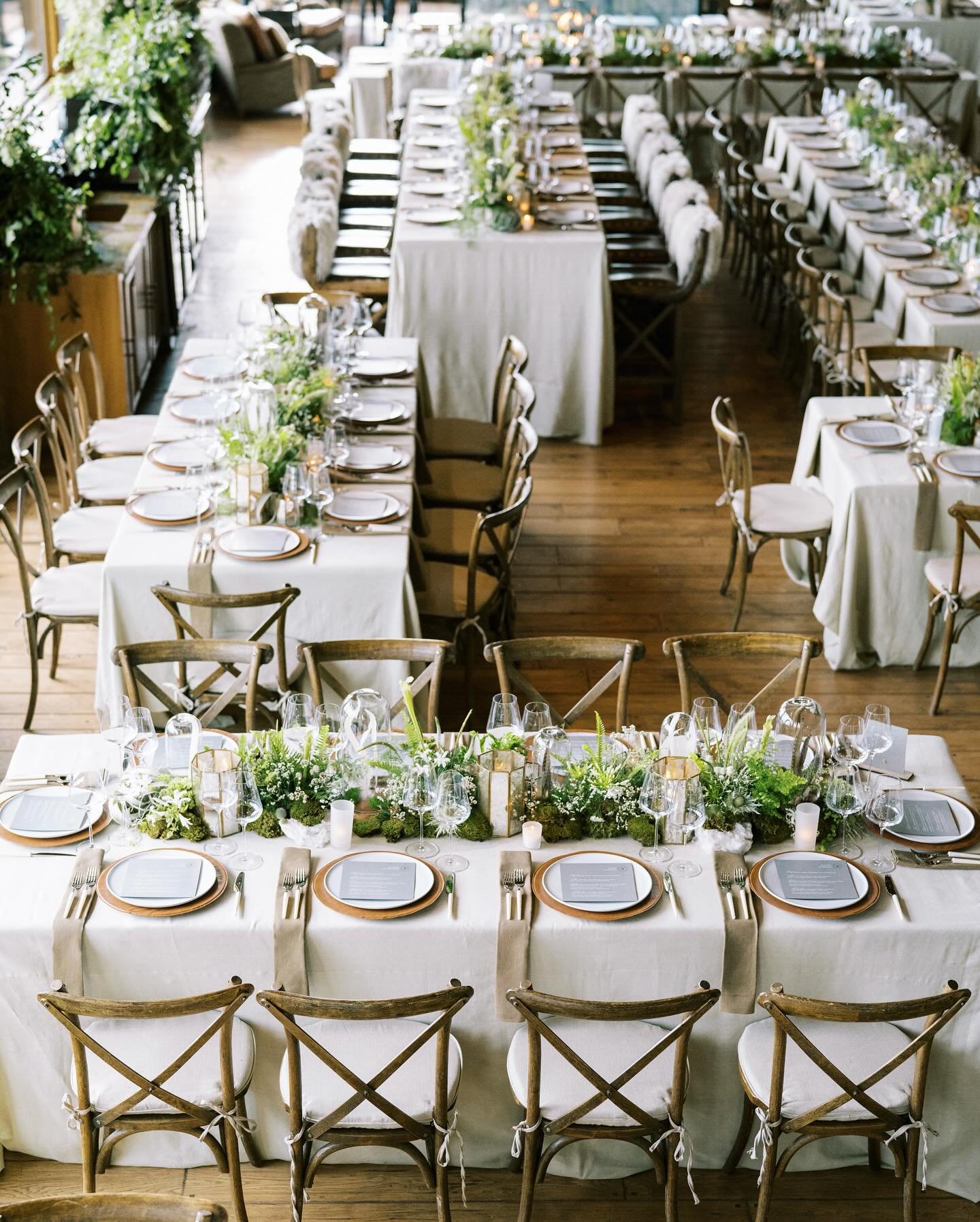 A SIT-DOWN FOR LOVED ONES.

This rehearsal dinner perfectly balanced lavish refinement with comforting charm, making it the perfect place for loved ones to gather and enjoy a meal. Pine greenery sat amongst candlelight centerpieces, breathing life in