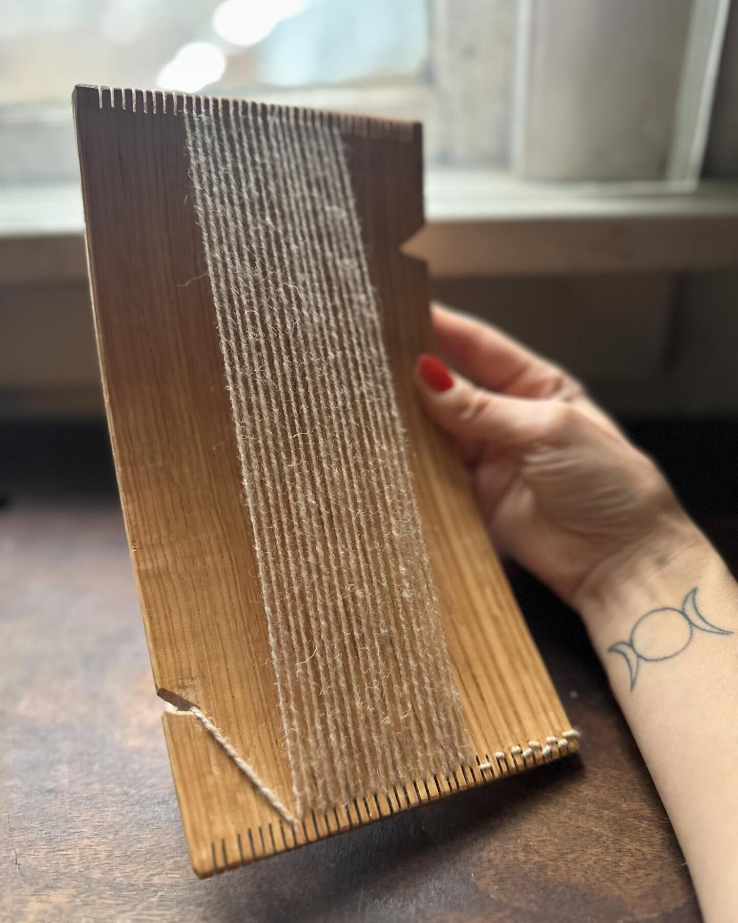 For the New Moon Intuitive Weaving Circles, I am so excited to share for the first time these extra special handcrafted looms I asked the wonderful @charles_thompson_would to make, who just did such a fantastic job creating, I could cry! (I actually 