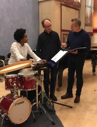Nasra Ali Omar, Bjørn Andor Drage og Ketil Høegh diskuterer stykket "Coming together" av Frederik Rzewski