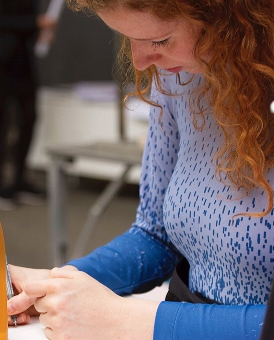 Katinka Feijs sketching during one of the Food Experiences