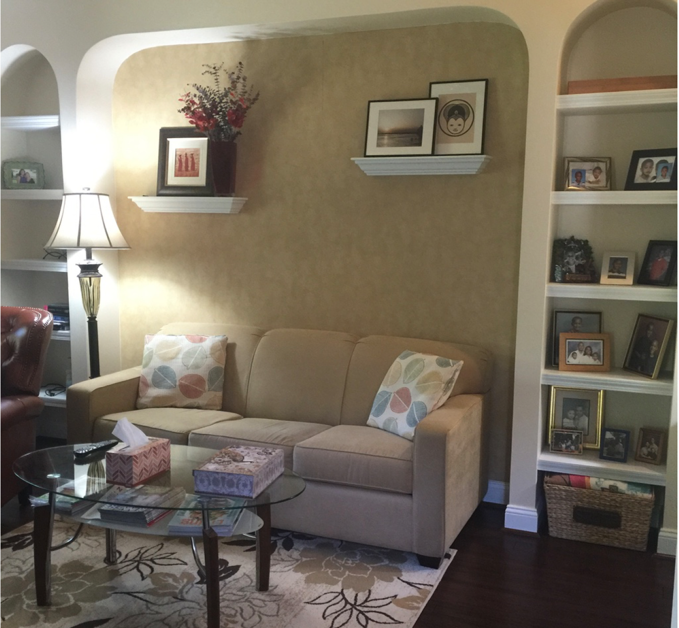 The niche is actually wallpapered in that very popular gold textured paper found everywhere during the 90's.