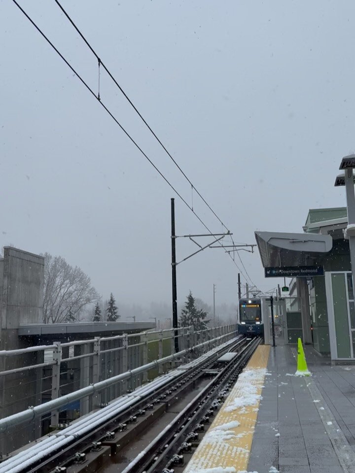 ❄️ The first snow of the season has arrived in Bellevue!
&nbsp;
At South Bellevue Station today, buses and the 2 Line light rail kept moving through the winter weather, helping people get where they need to go.
&nbsp;
For employers, reliable transit 