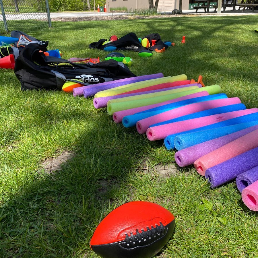 Carwash day. Running through the gauntlet. Playing football 🏈 this week.
#football #adaptedsports #footballfun #earlylearningsportsdevelopment #poolnoodles #funfootballdrills #jellybeansports #keepsportssimple #makelearnimgfun