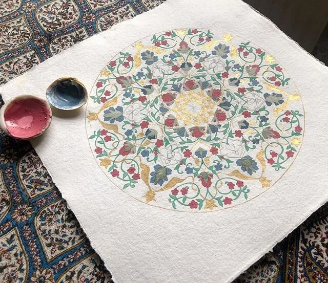 Back to working on this today ✨More pigments turned into a handmade watercolour ✨
The light blue is made of white chalk and indigo and the light pink is titanium with red cadmium 💕
.
.
I like using sea-shells to store my paint and use as palette, it