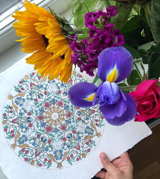 Summer flowers are so pretty and full of colour inspiration! Need to introduce some of them into my next painting! I finished the outlining with ink and brush today and next is the background 🌻